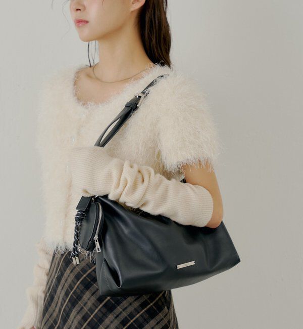  「【500mlペットボトル収納可】チャーム付きミディアムバッグ」|ショルダー・メッセンジャー|ブラック