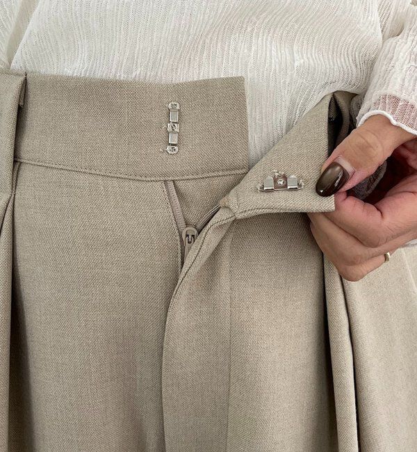  「〈C.L〉レザーベルト付変形タックパンツ」|チノ|