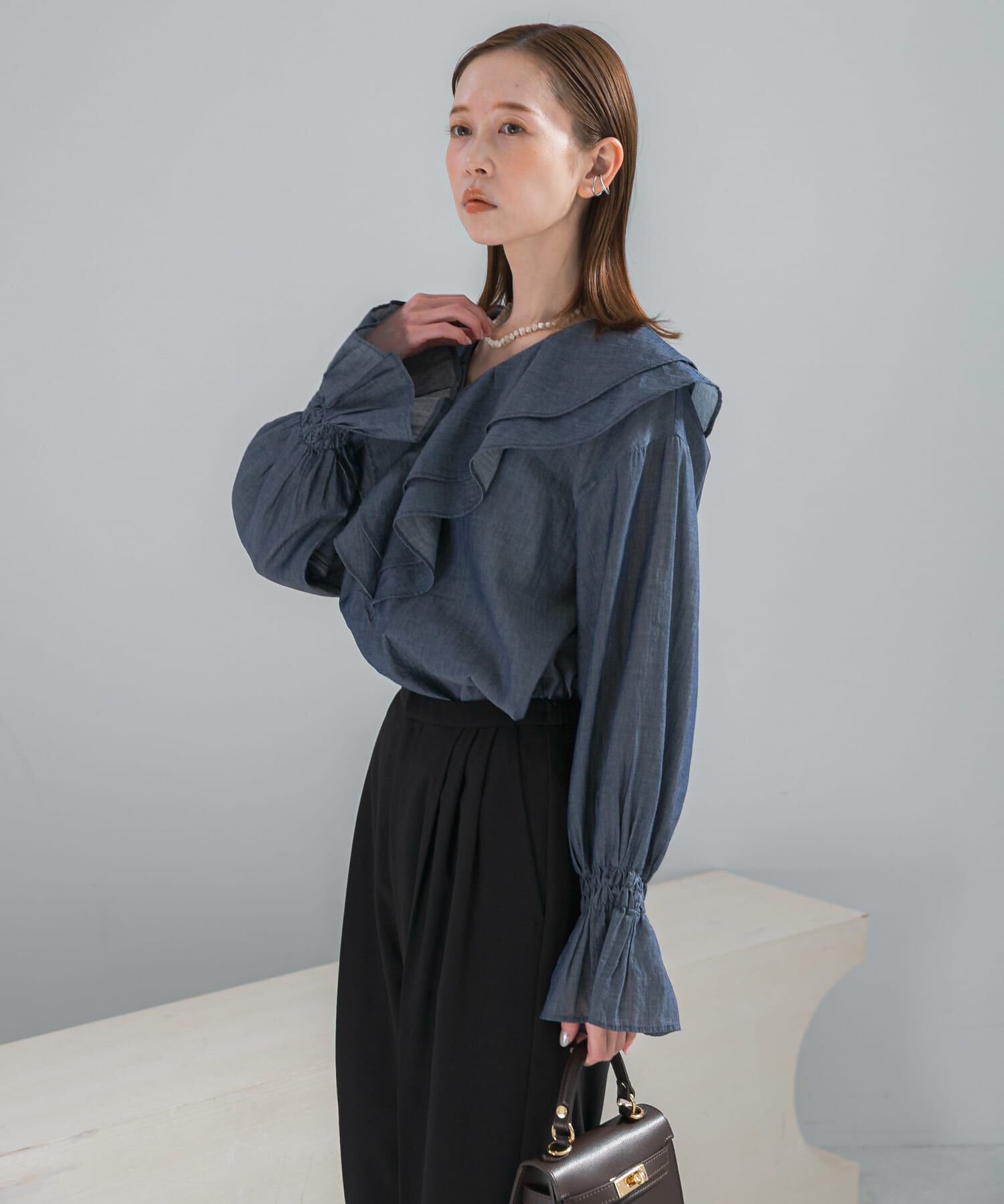 URBAN RESEARCH ROSSO「Vネックラッフルシアーデニムブラウス」|シャツ・ブラウス|