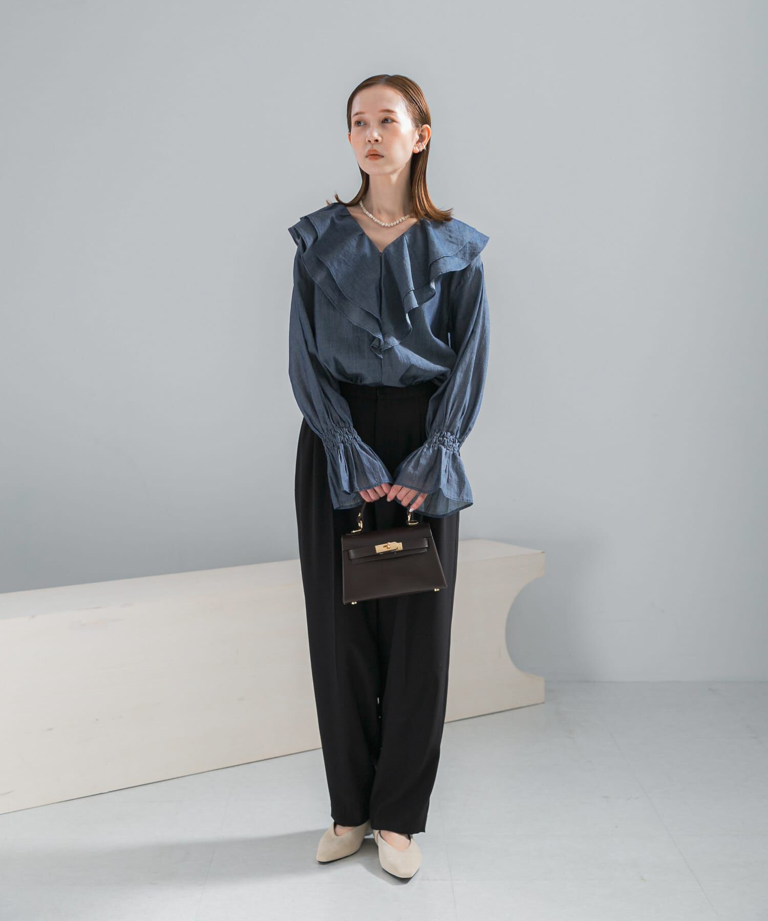 URBAN RESEARCH ROSSO「Vネックラッフルシアーデニムブラウス」|シャツ・ブラウス|