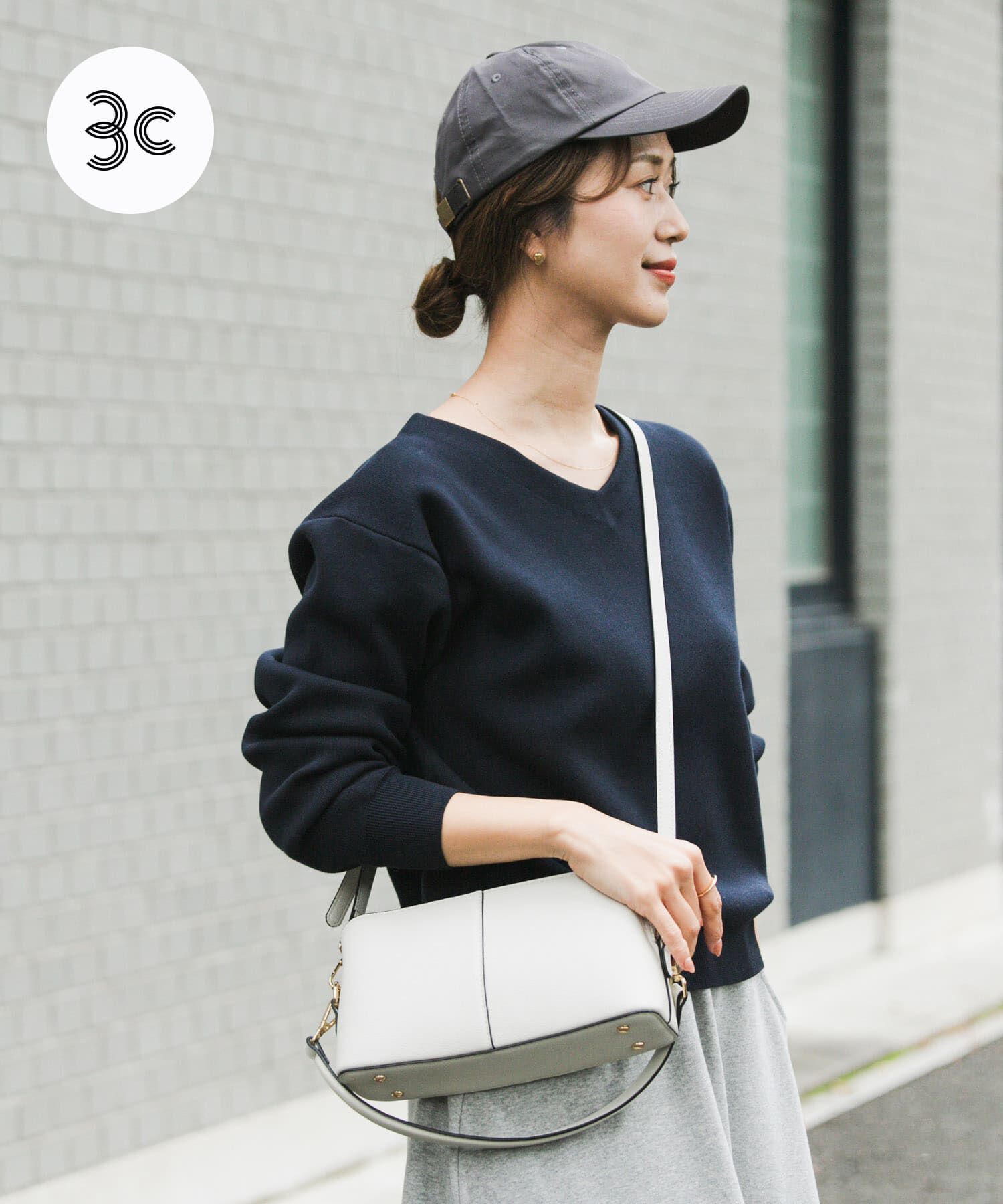 URBAN RESEARCH DOORS「『仁村紗和さん着用』『UR TECH Renew Knit』Vネックプルオーバー」|ニット・セーター|ネイビー