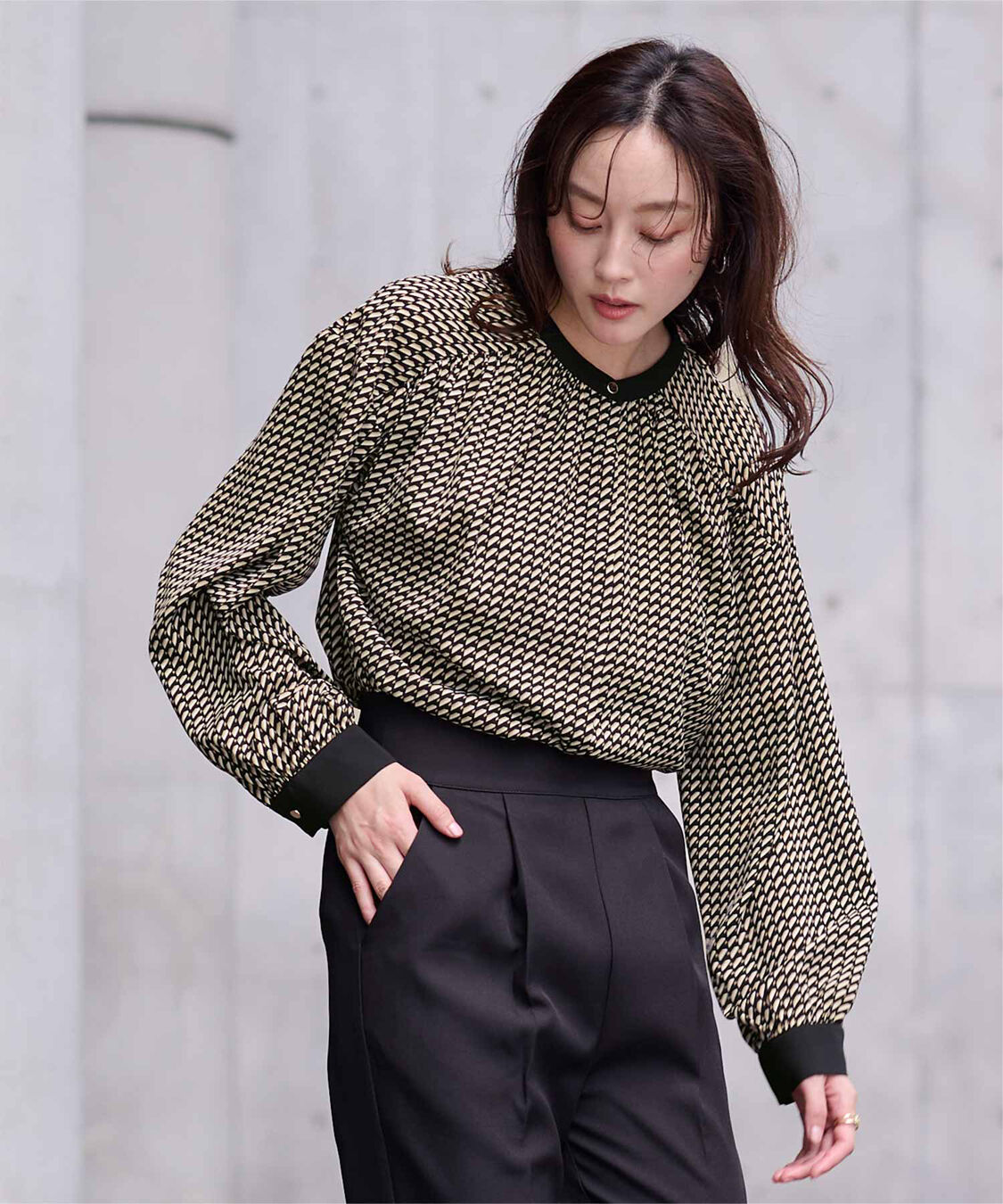 ur's「ジオメトリックバンドカラーブラウス」|シャツ・ブラウス|ブラック