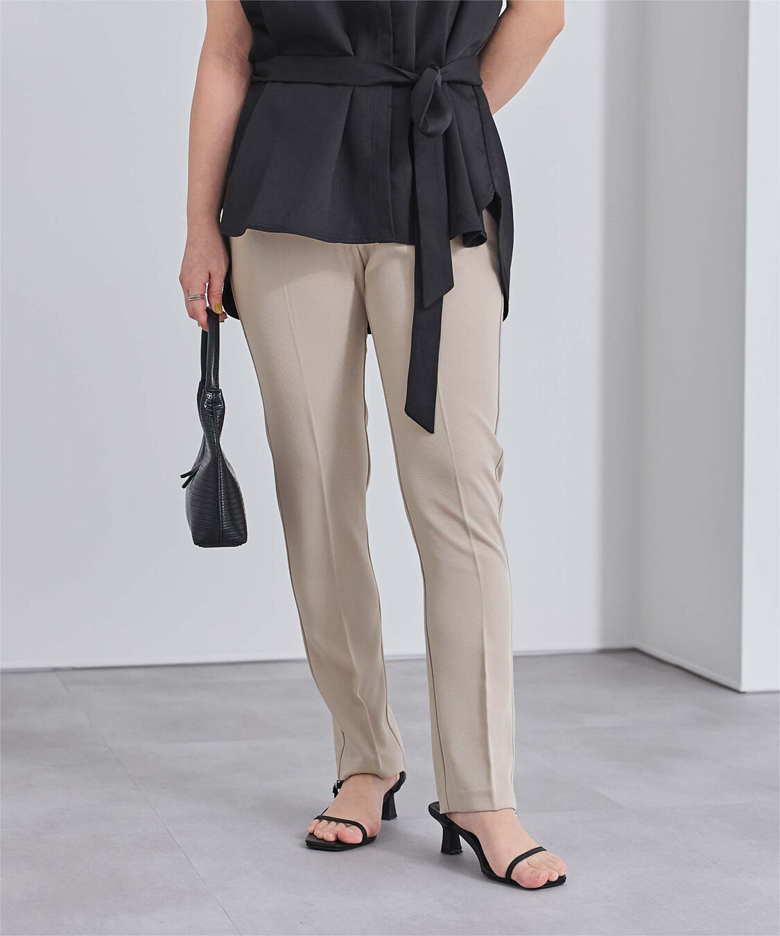 ur's「センタープレススティックパンツ」|スラックス|グレージュ