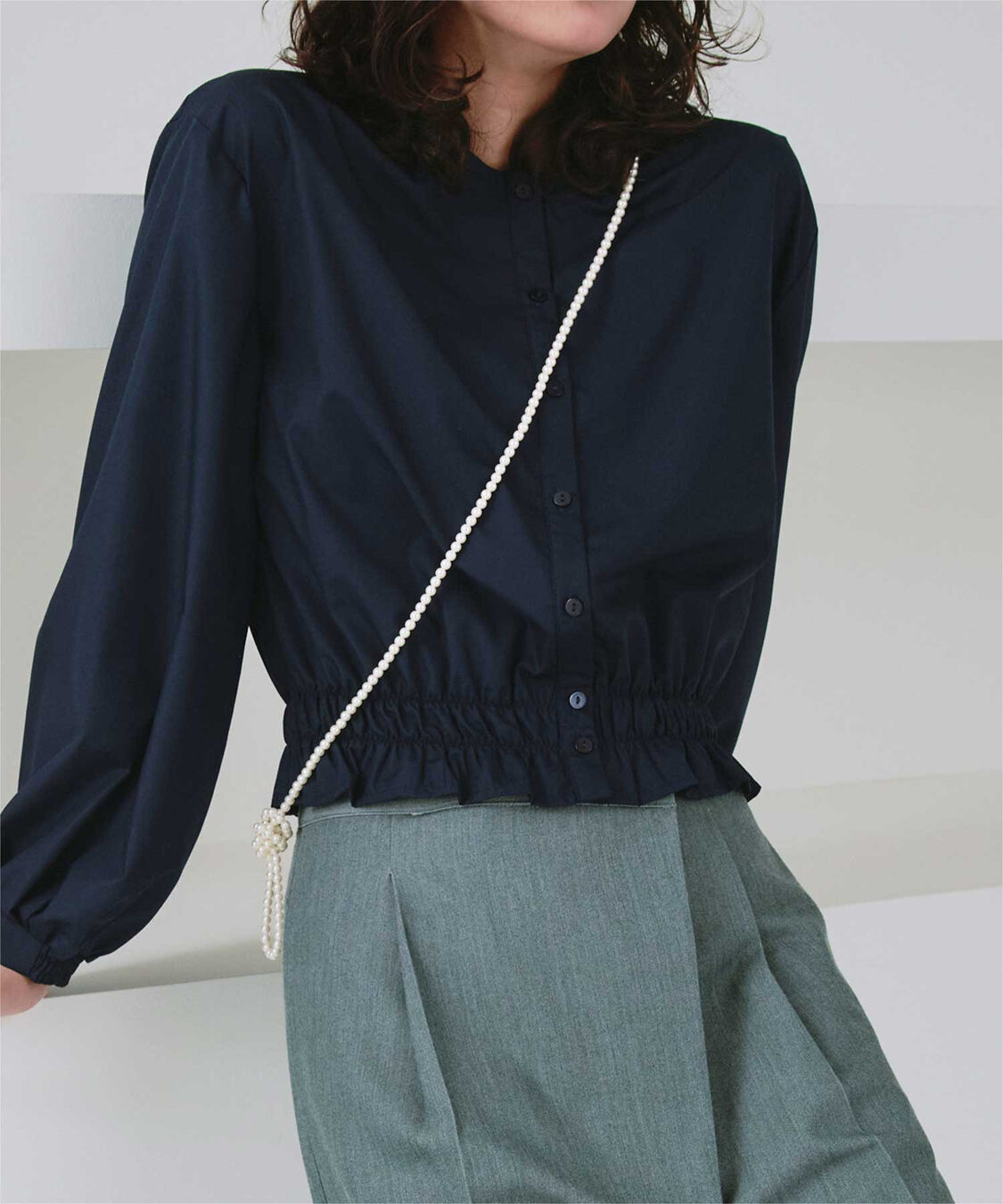 titivate「クルーネック裾シャーリングブラウス」|シャツ・ブラウス|ネイビー