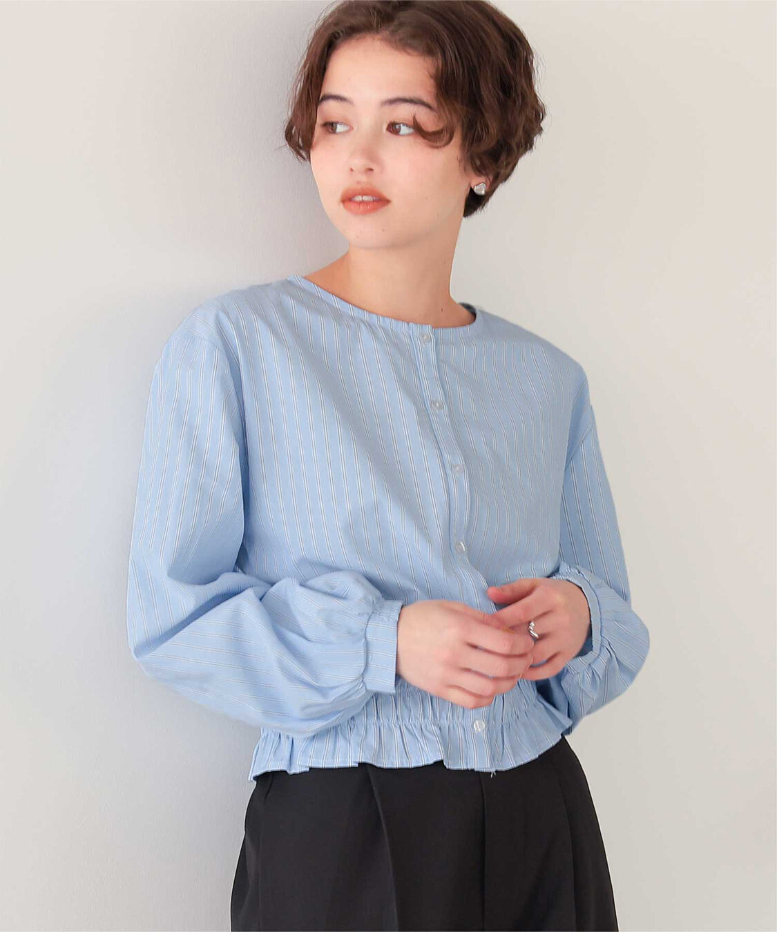 titivate「クルーネック裾シャーリングブラウス」|シャツ・ブラウス|ストライプ/ブルー