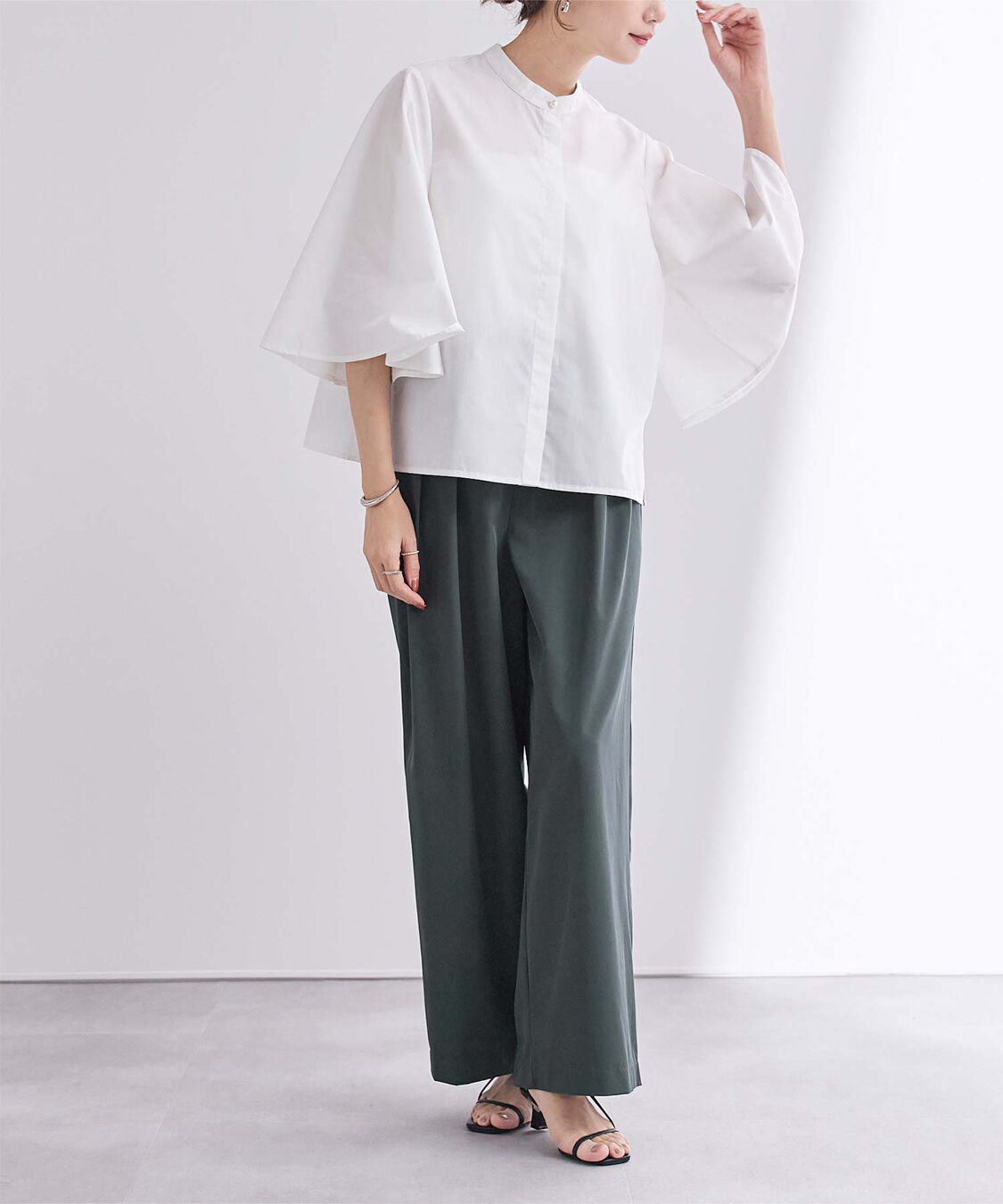 ur's「撥水ウエストゴムツータックワイドパンツ」|スラックス|