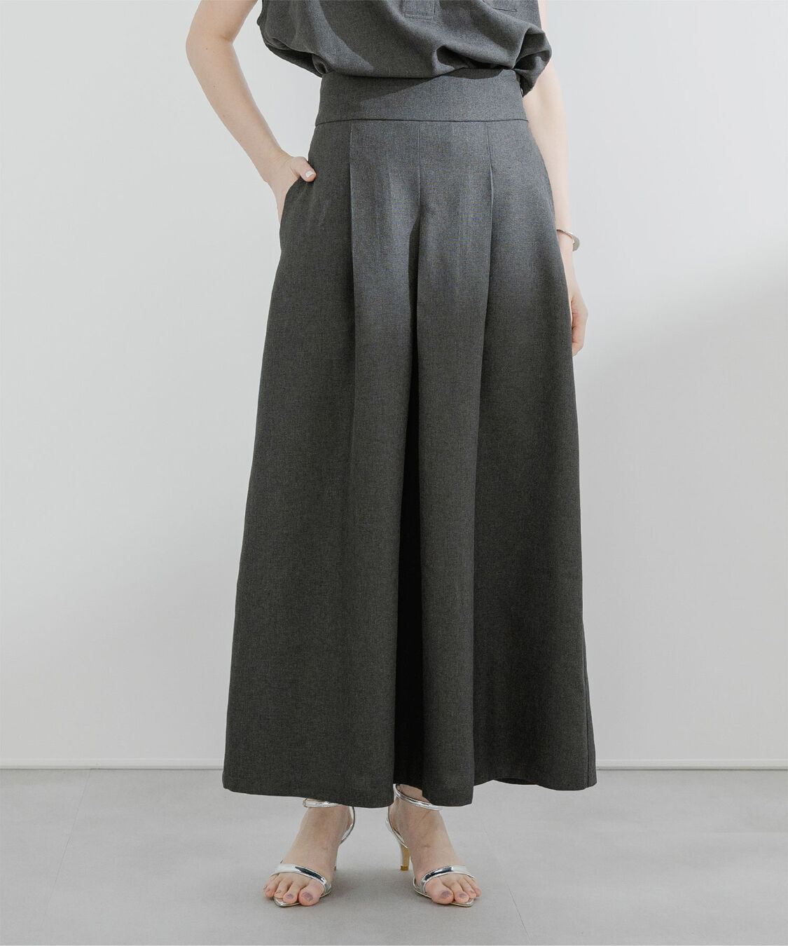 ur's「ﾘﾈﾝﾗｲｸﾌﾛﾝﾄﾀｯｸﾊｲｳｴｽﾄｽｶｰﾄ」|スカート|ダークグレー