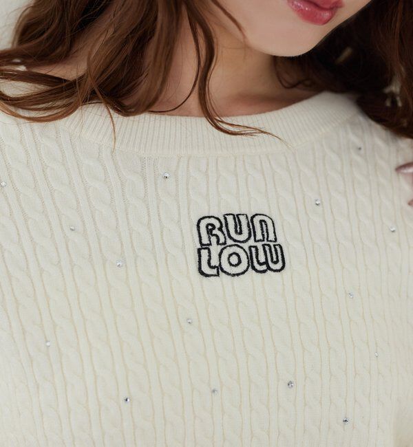  「キラキラ付ロゴ刺繍ケーブルニット」|ニット・セーター|