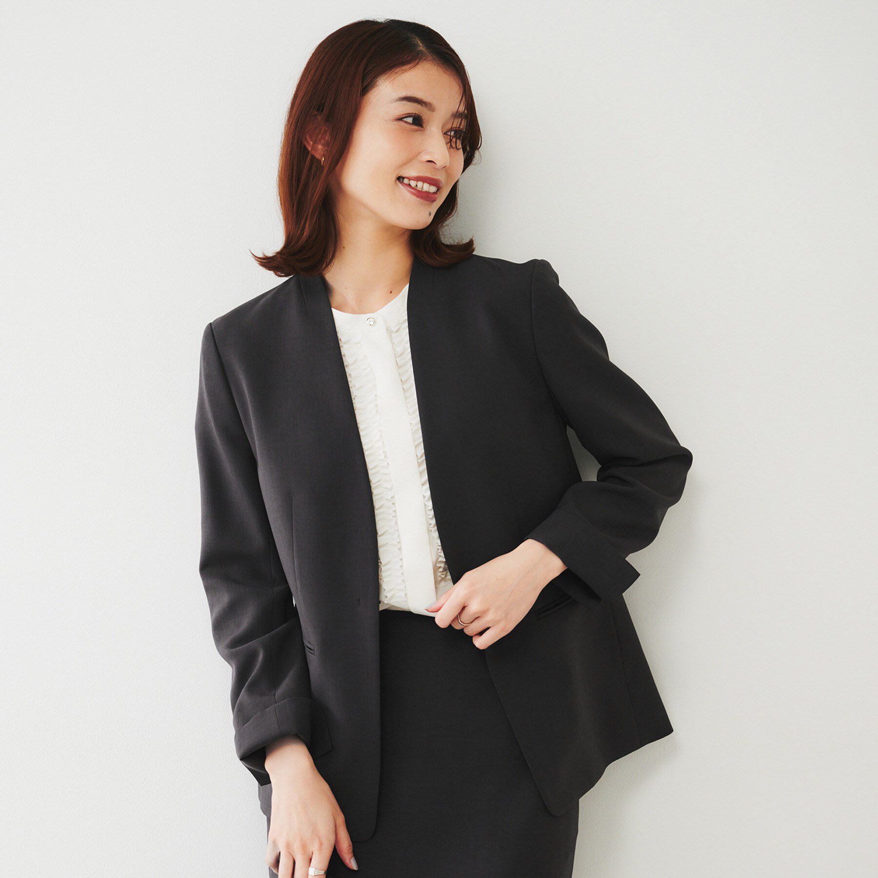 UNTITLED「【通勤スーツ】ライトウェイト カラーレスジャケット」|ノーカラージャケット|チャコールグレー(0