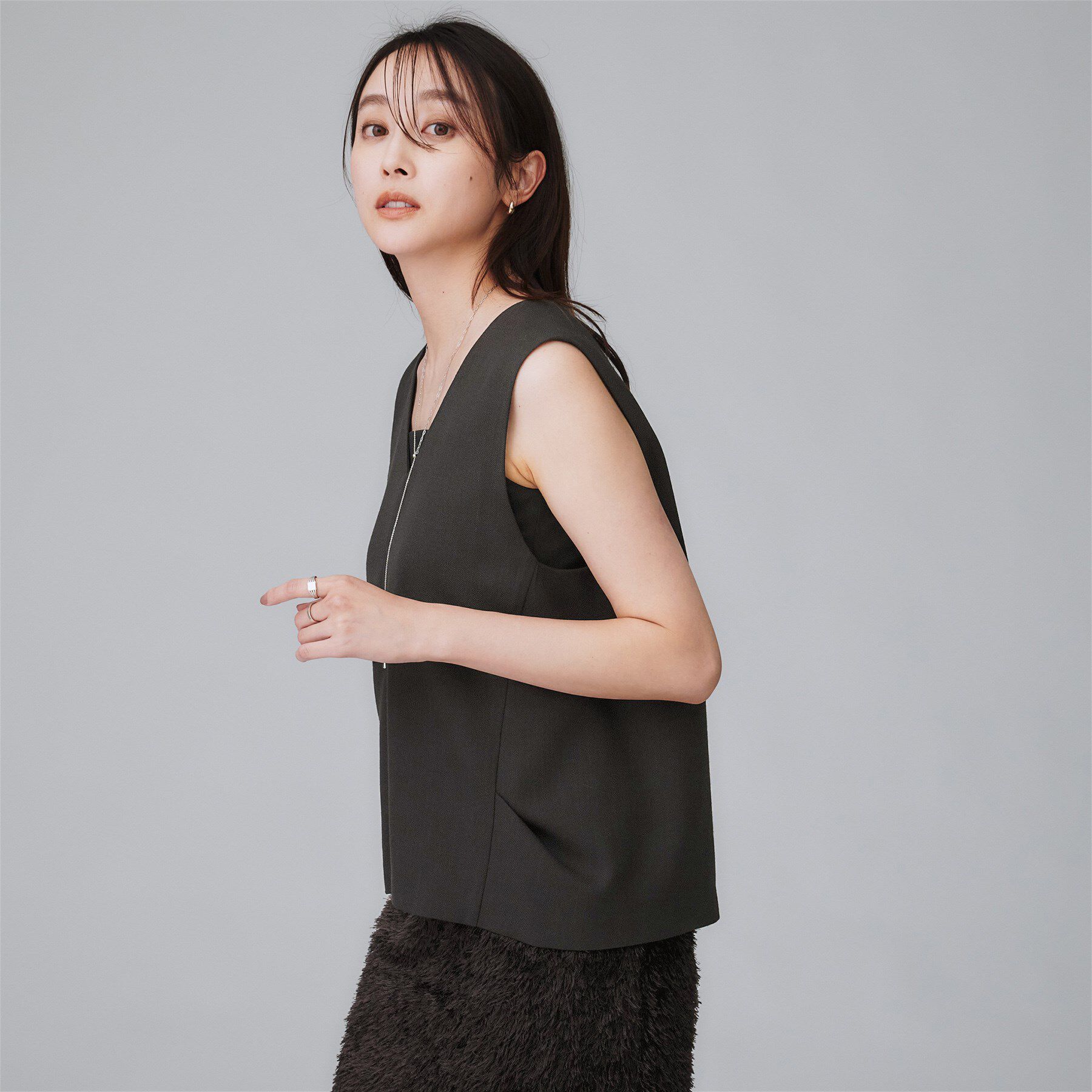 UNTITLED「【セットアップ可/洗える】梳毛調合繊Vネックベスト」|シャツ・ブラウス|