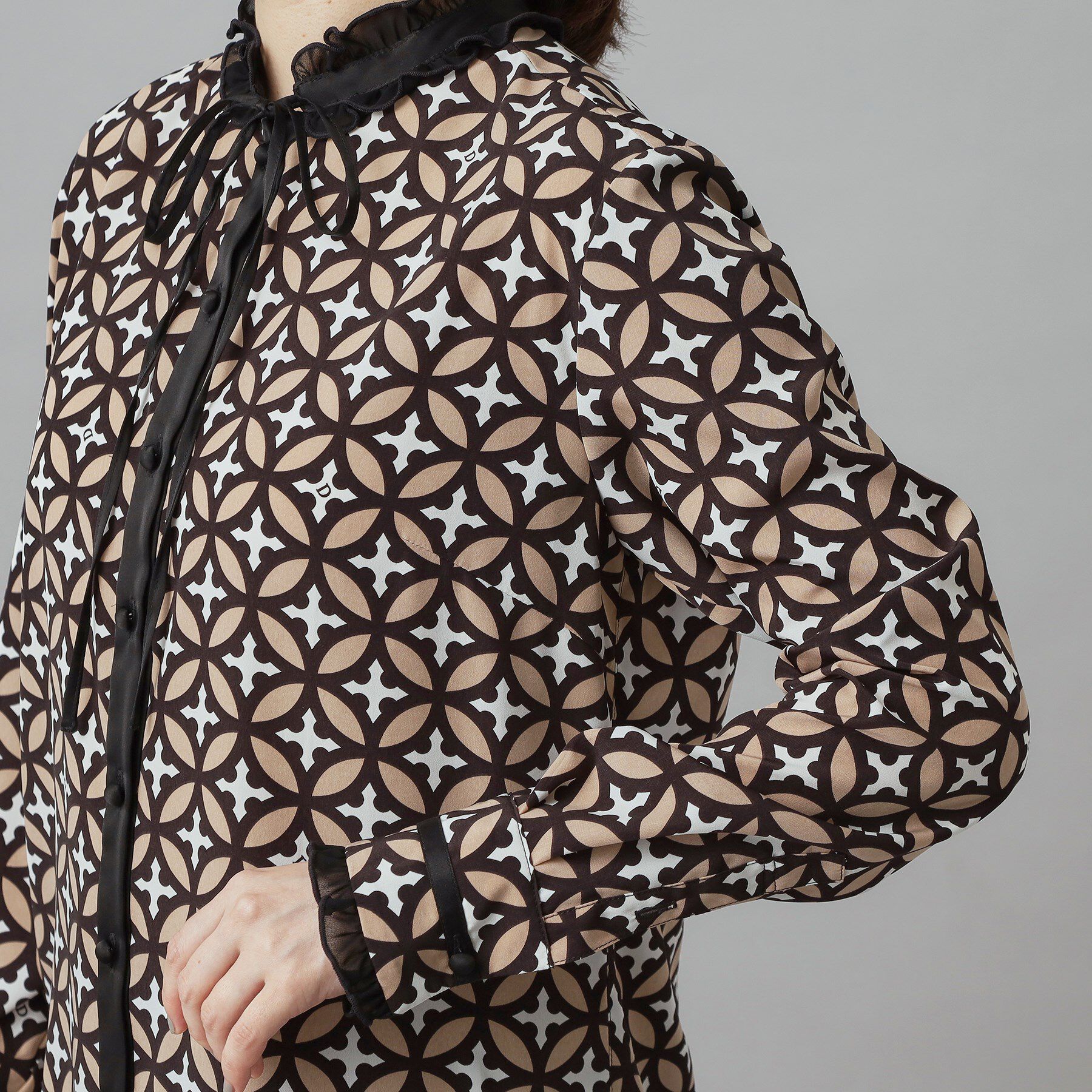 DRESSTERIOR「【モデル美香&times;DRESSTERIOR】コラボレーション オーバーラップサークルブラウス」|シャツ・ブラウス|