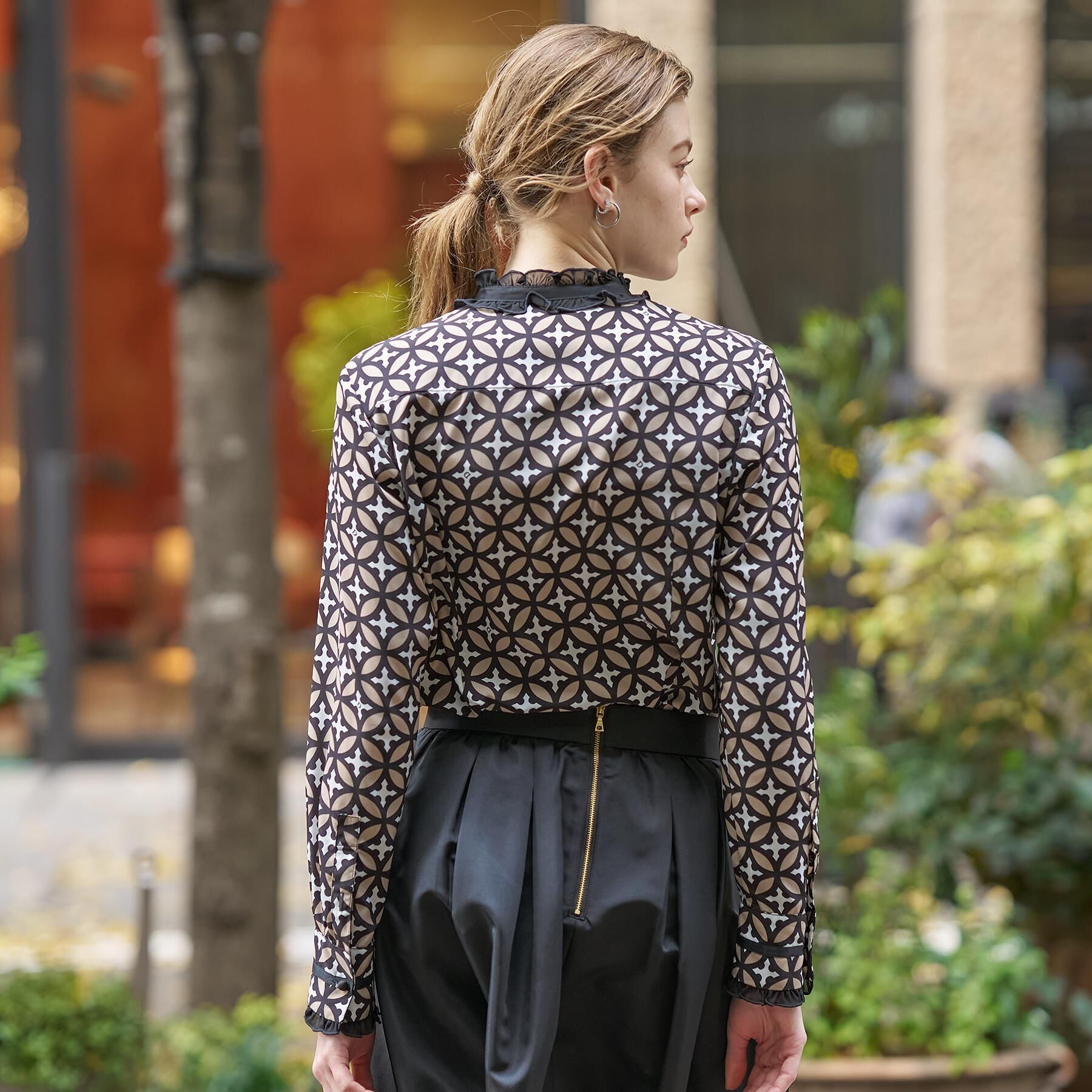 DRESSTERIOR「【モデル美香&times;DRESSTERIOR】コラボレーション オーバーラップサークルブラウス」|シャツ・ブラウス|