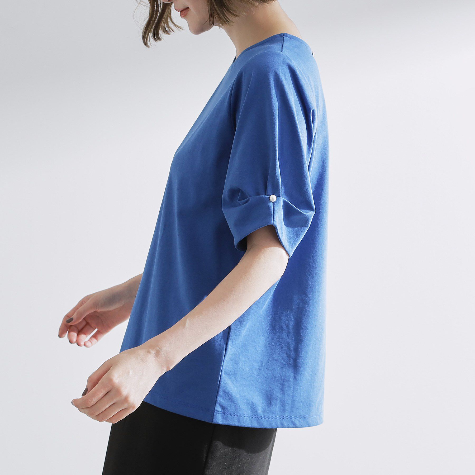 grove「きちんと感と女性らしさ、二の腕カバーが一枚で叶う　袖口パール調ボタンプルオーバー」|Tシャツ・カットソー|