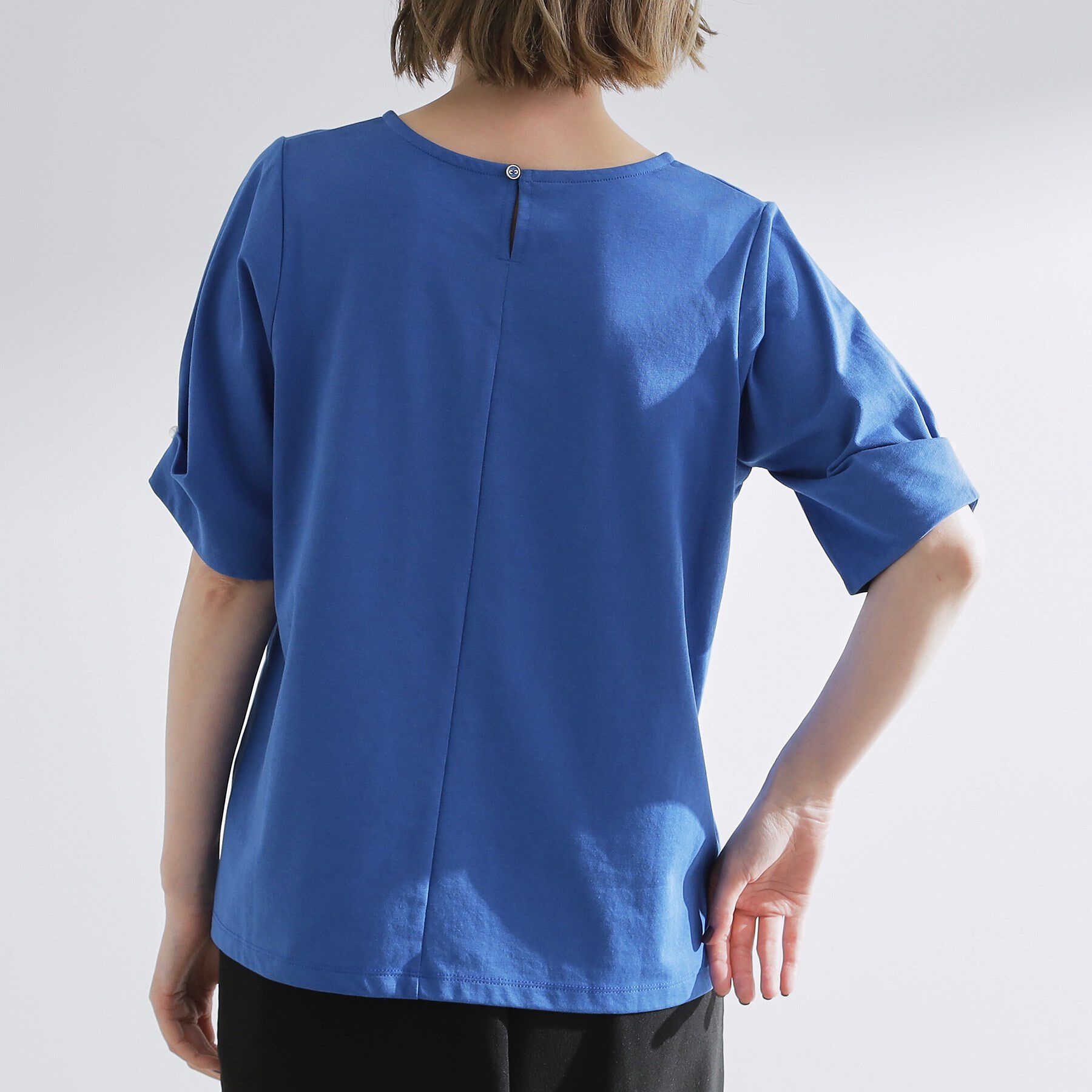 grove「きちんと感と女性らしさ、二の腕カバーが一枚で叶う　袖口パール調ボタンプルオーバー」|Tシャツ・カットソー|