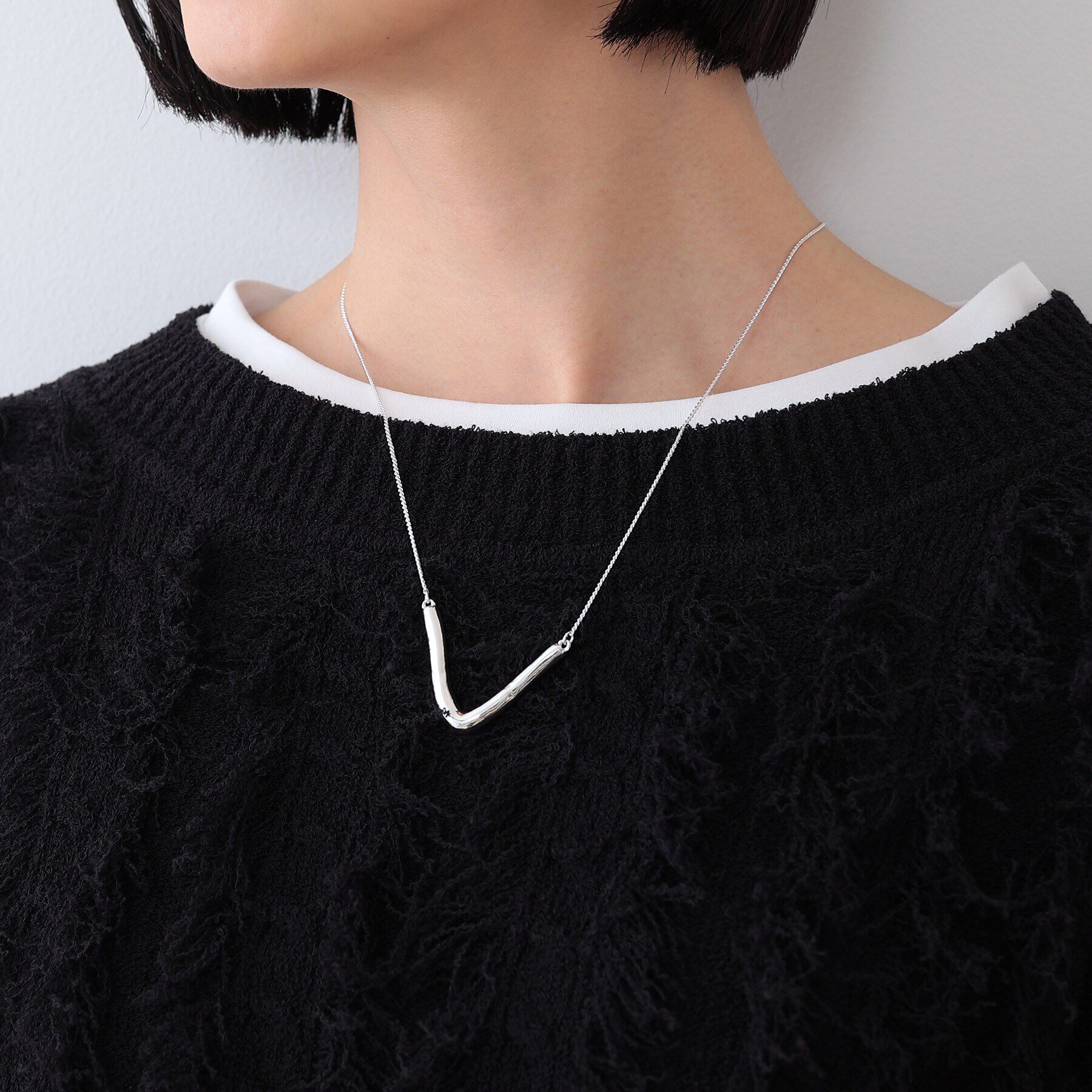 INDIVI「【フリードロップ】V型バー アクセントネックレス」|ネックレス|