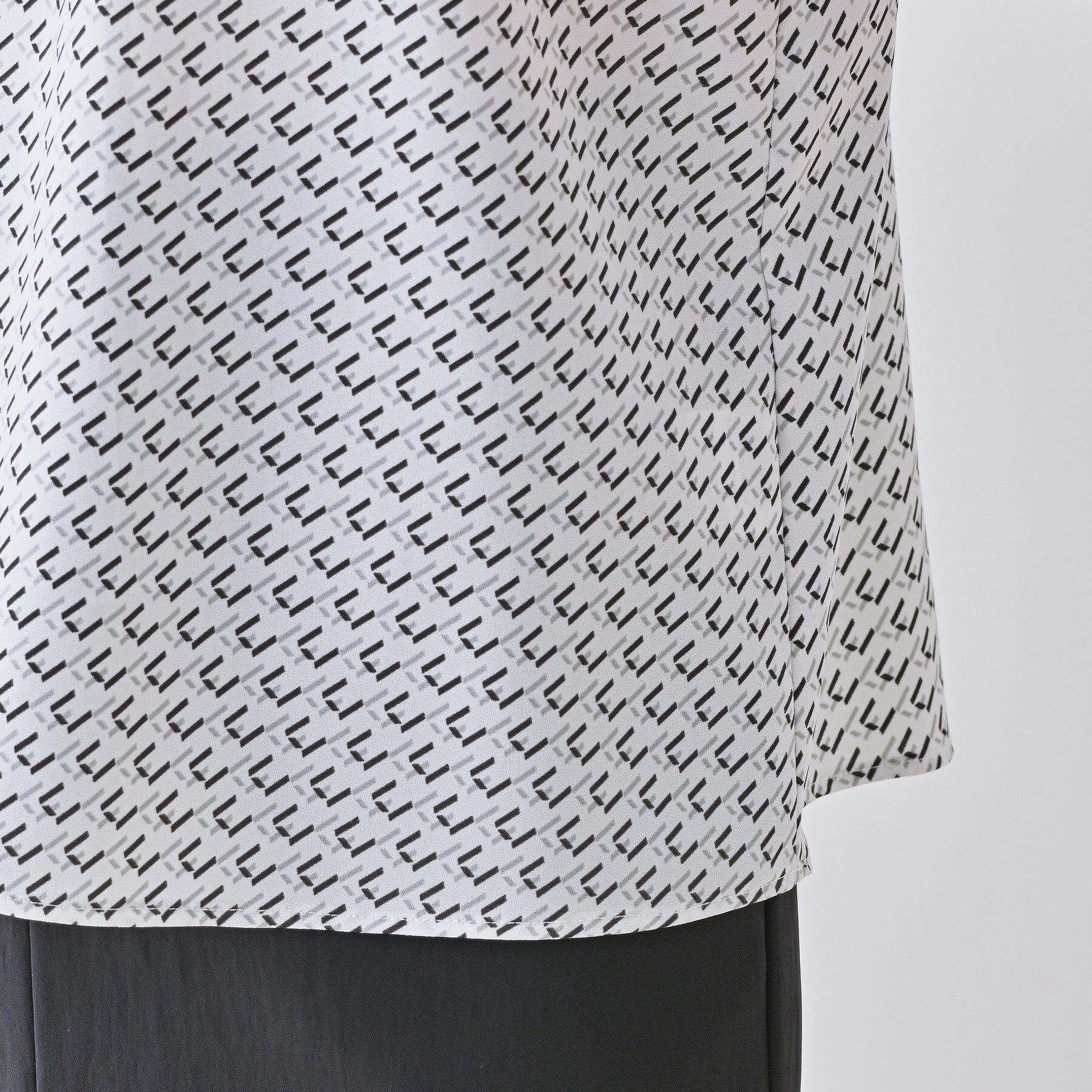 INDIVI「【洗える／UVケア】幾何学柄＆無地ボウタイブラウス」|シャツ・ブラウス|