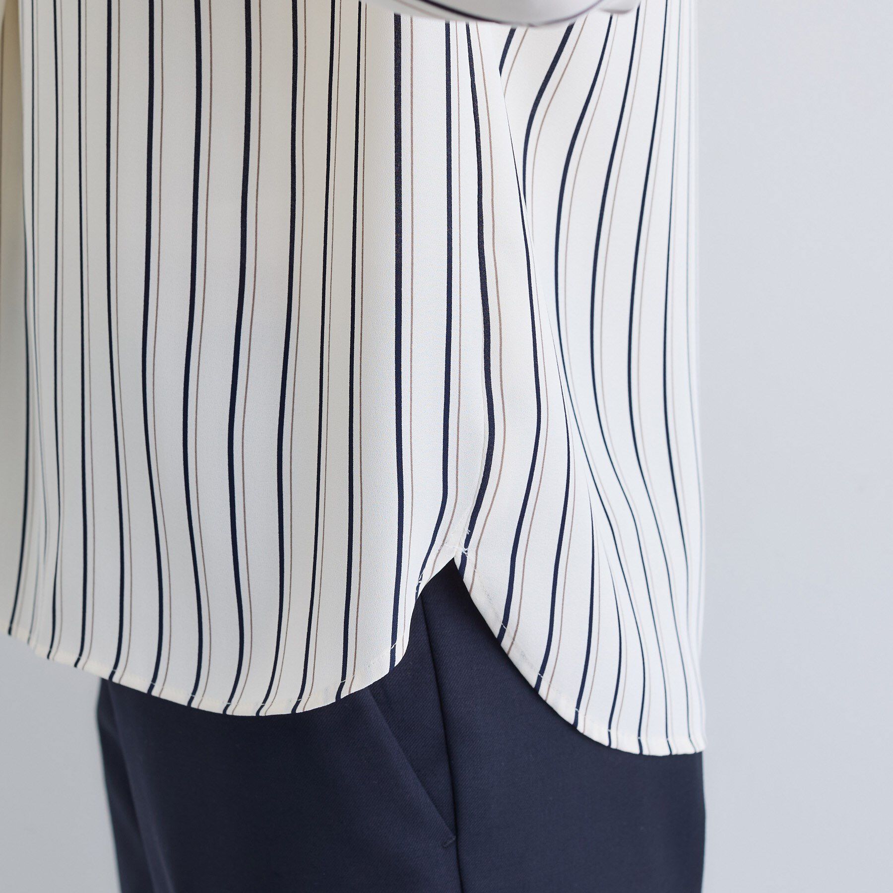 INDIVI「【通勤／イージーケア】Vネック ジョーゼットブラウス」|シャツ・ブラウス|