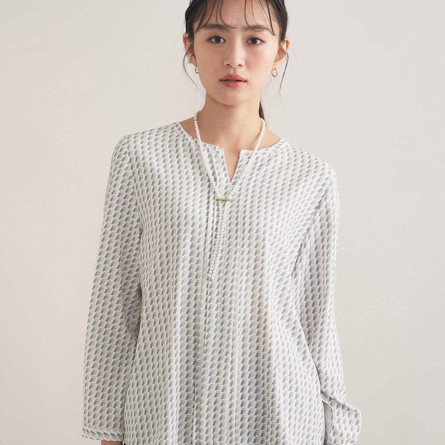 INDIVI「【洗える／透けにくい】ジオメ柄プリントブラウス」|シャツ・ブラウス|グレージュ(150)