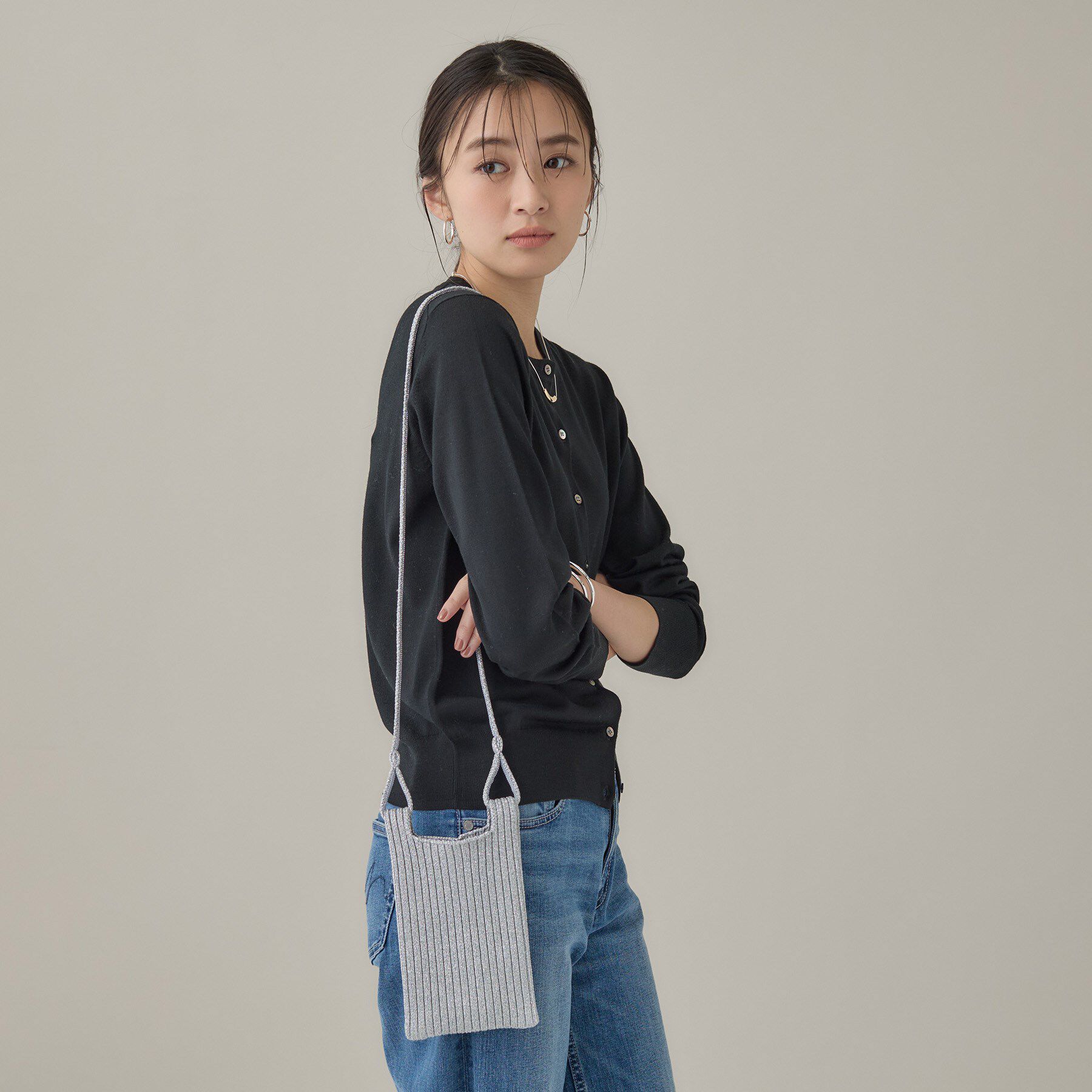 INDIVI「【大人ラメ／スマホ入れ】ニット素材ミニポシェット」|ショルダー・メッセンジャー|シルバー(006)