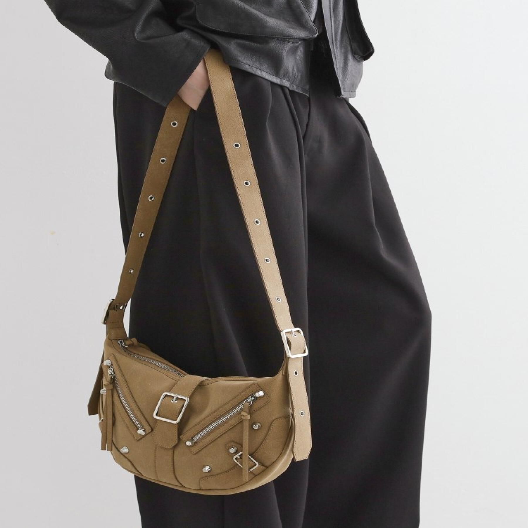 tk.TAKEO KIKUCHI「【FANCYシリーズ】スタッズクレセントショルダーバッグ」|ショルダー・メッセンジャー|