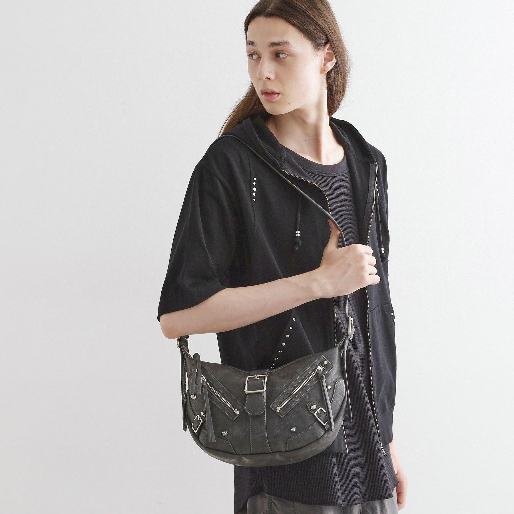 tk.TAKEO KIKUCHI「【FANCYシリーズ】スタッズクレセントショルダーバッグ」|ショルダー・メッセンジャー|