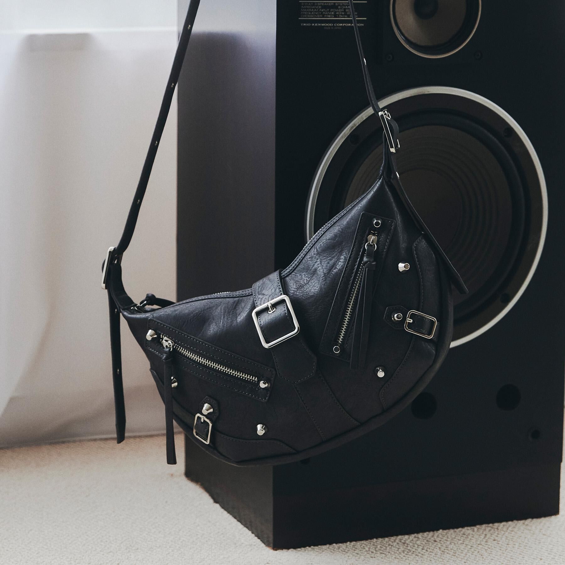 tk.TAKEO KIKUCHI「【FANCYシリーズ】スタッズクレセントショルダーバッグ」|ショルダー・メッセンジャー|