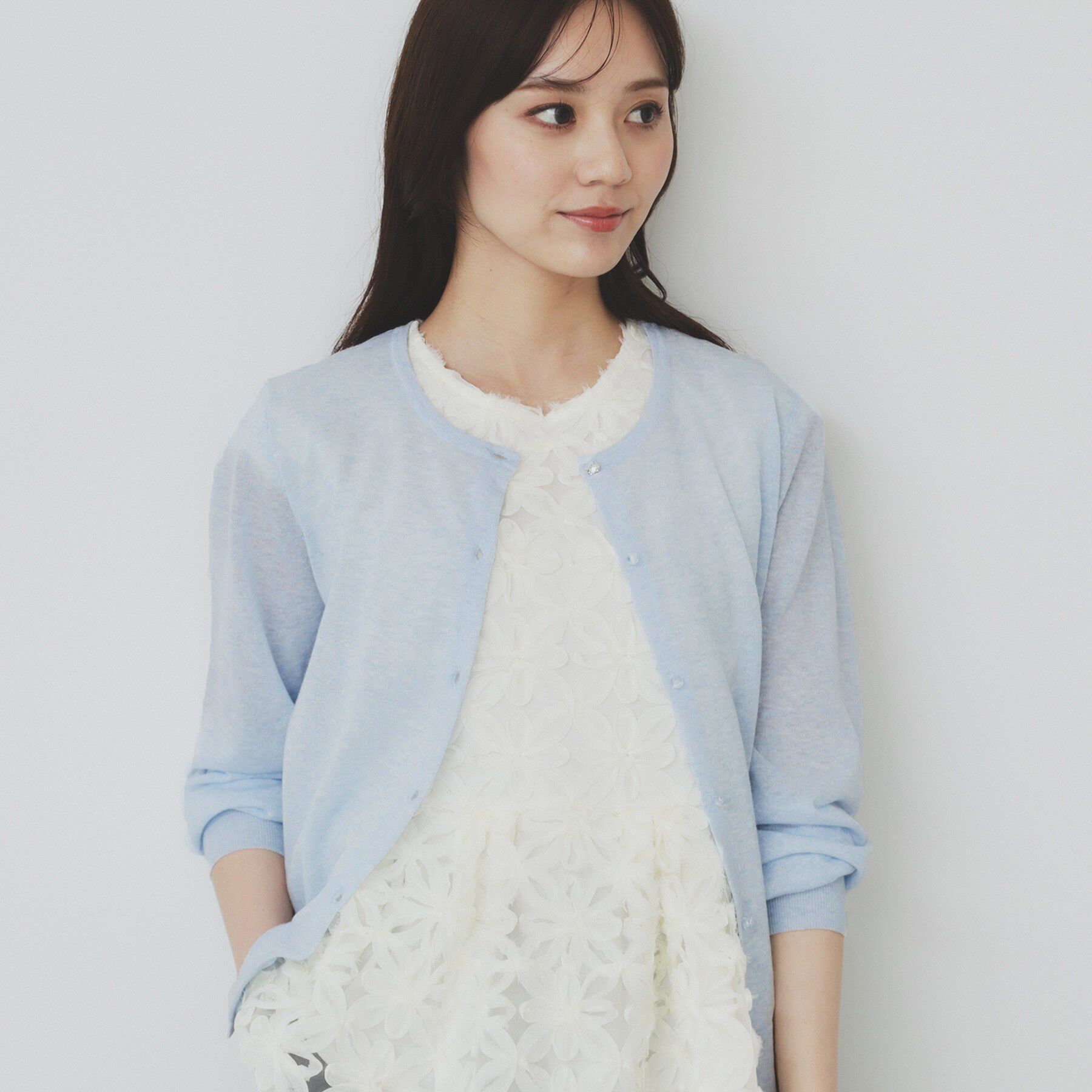 index「《7色展開/XS-LLサイズ》ビジューボタンクルーネックカーディガン【洗濯機洗い可】」|カーディガン|サックスブルー(09