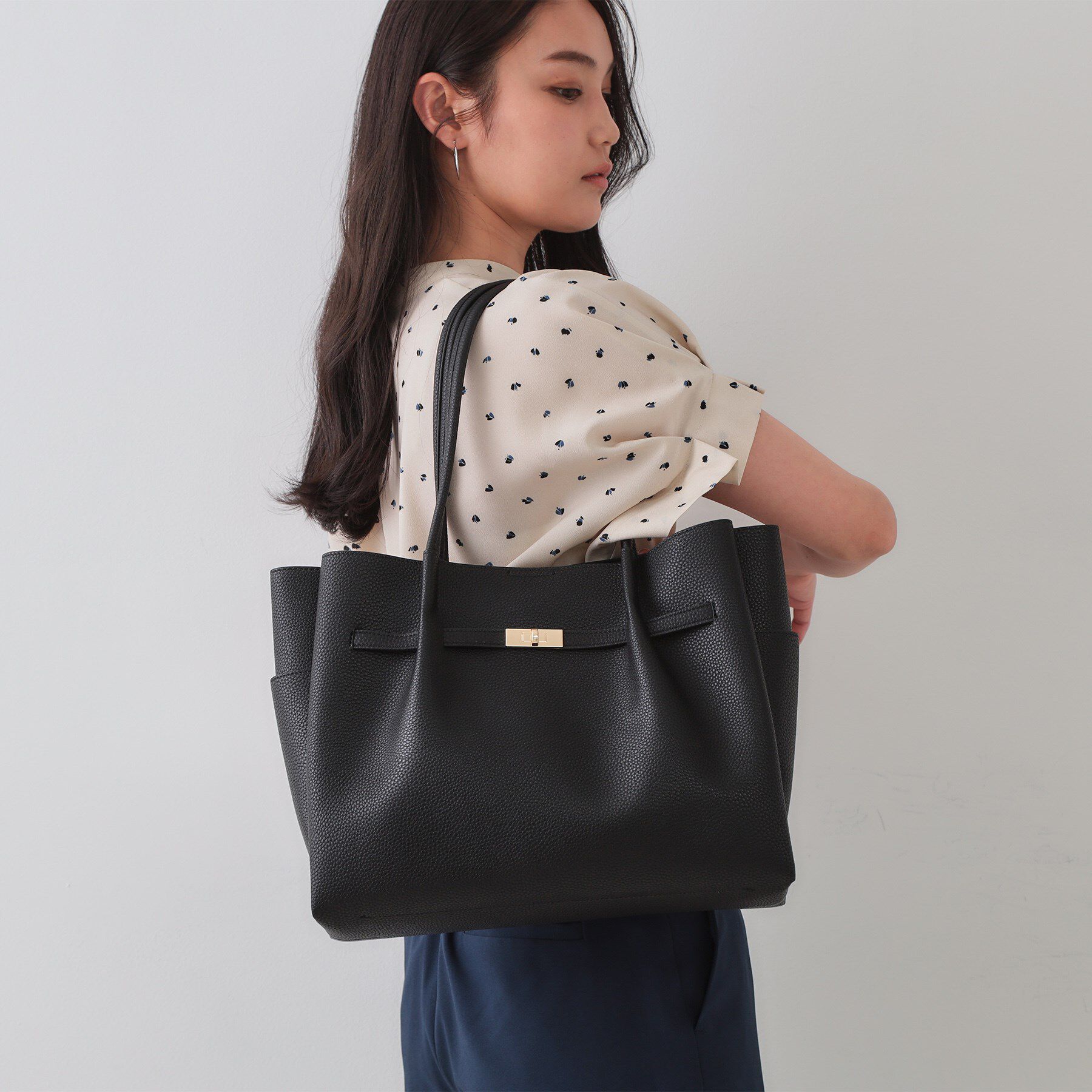 OPAQUE.CLIP「【軽量/A4サイズ対応/通勤対応】フロントベルトデザイントートバッグ」|トートバッグ|ブラック(019)