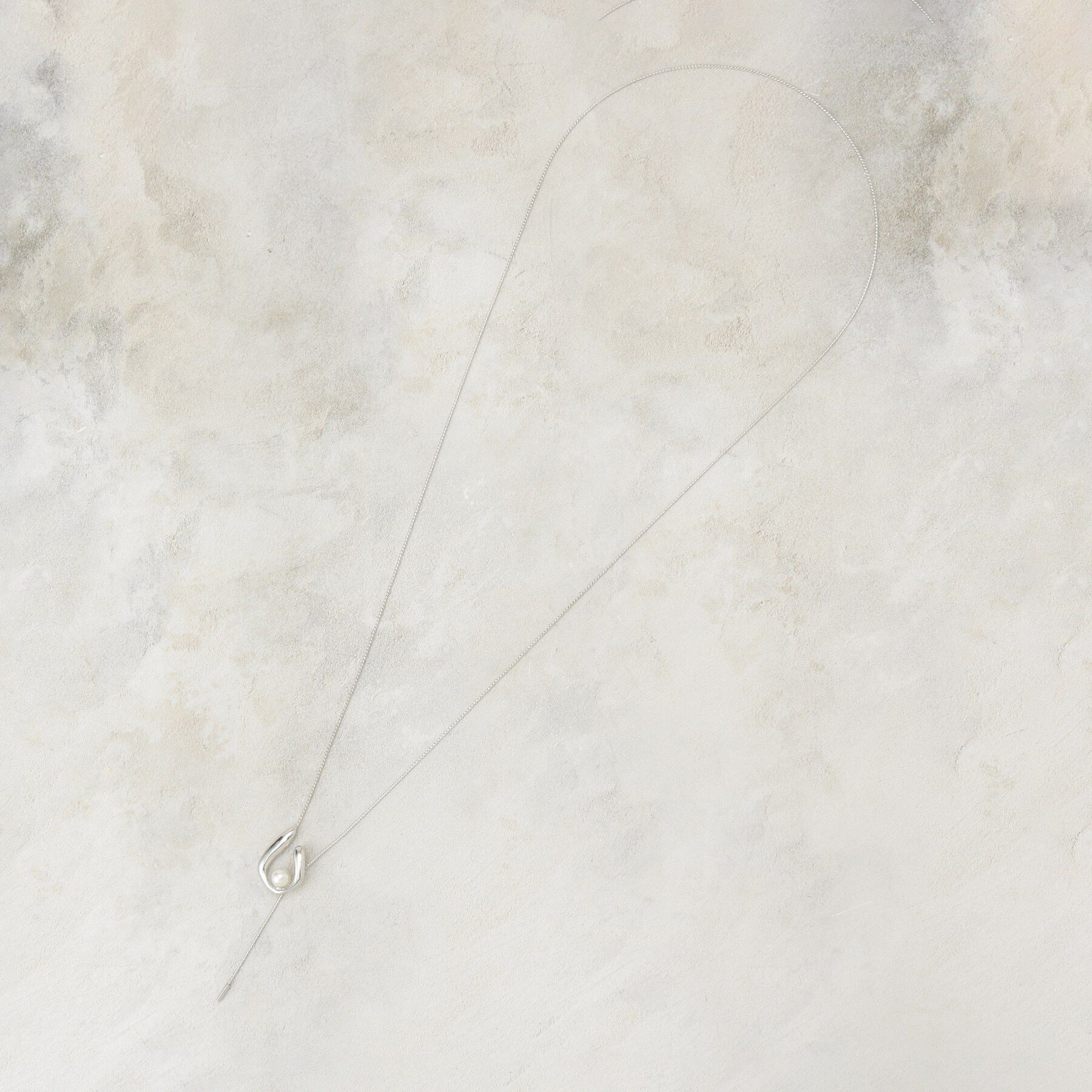 OPAQUE.CLIP「U字メタル&times;フェイクパール ロングスライドネックレス」|ネックレス|