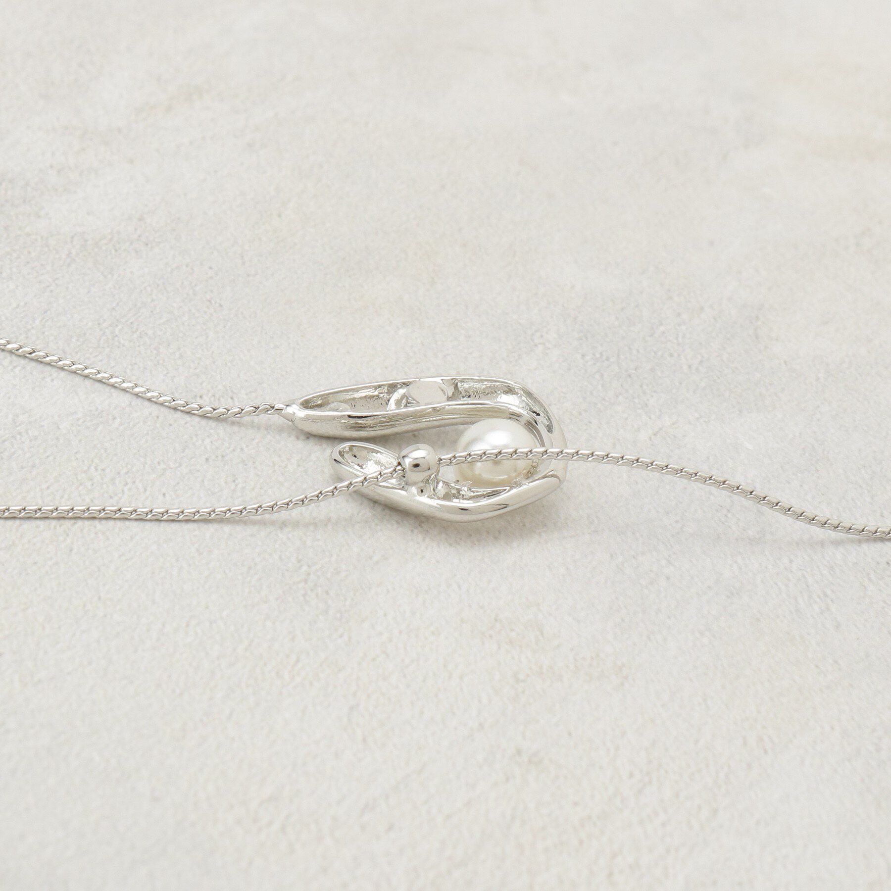 OPAQUE.CLIP「U字メタル&times;フェイクパール ロングスライドネックレス」|ネックレス|