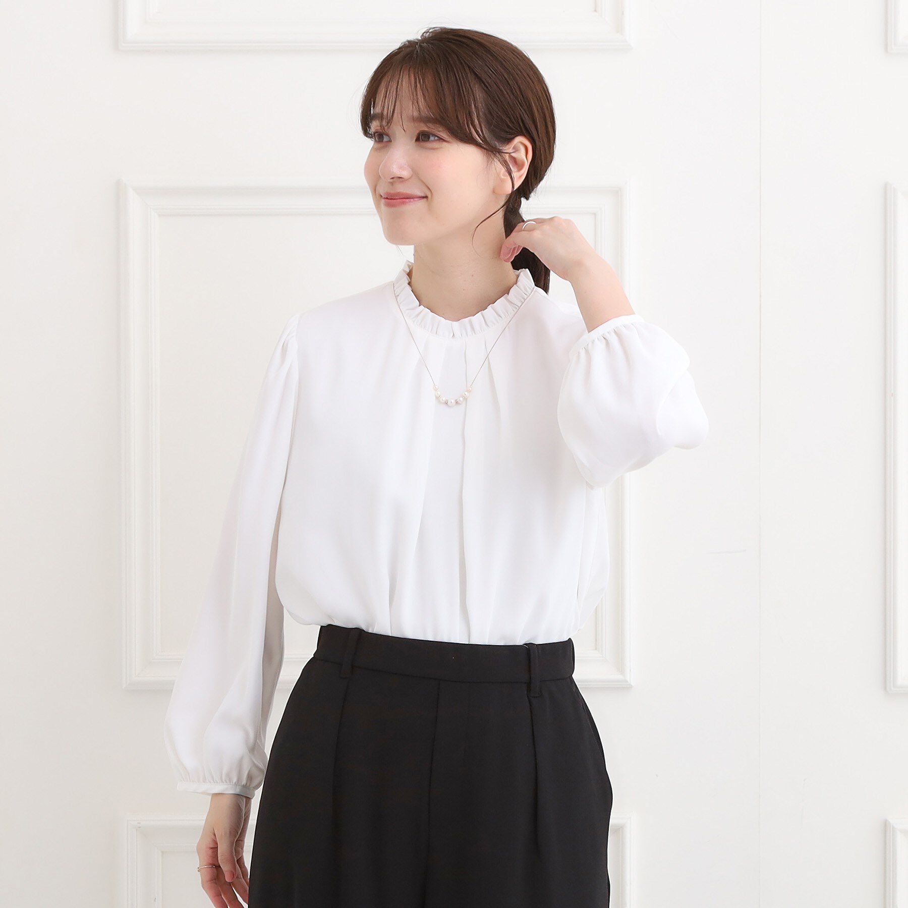 SHOO･LA･RUE「【洗濯機可/裏地つき】プチフリルで上品に クルーネックブラウス」|シャツ・ブラウス|