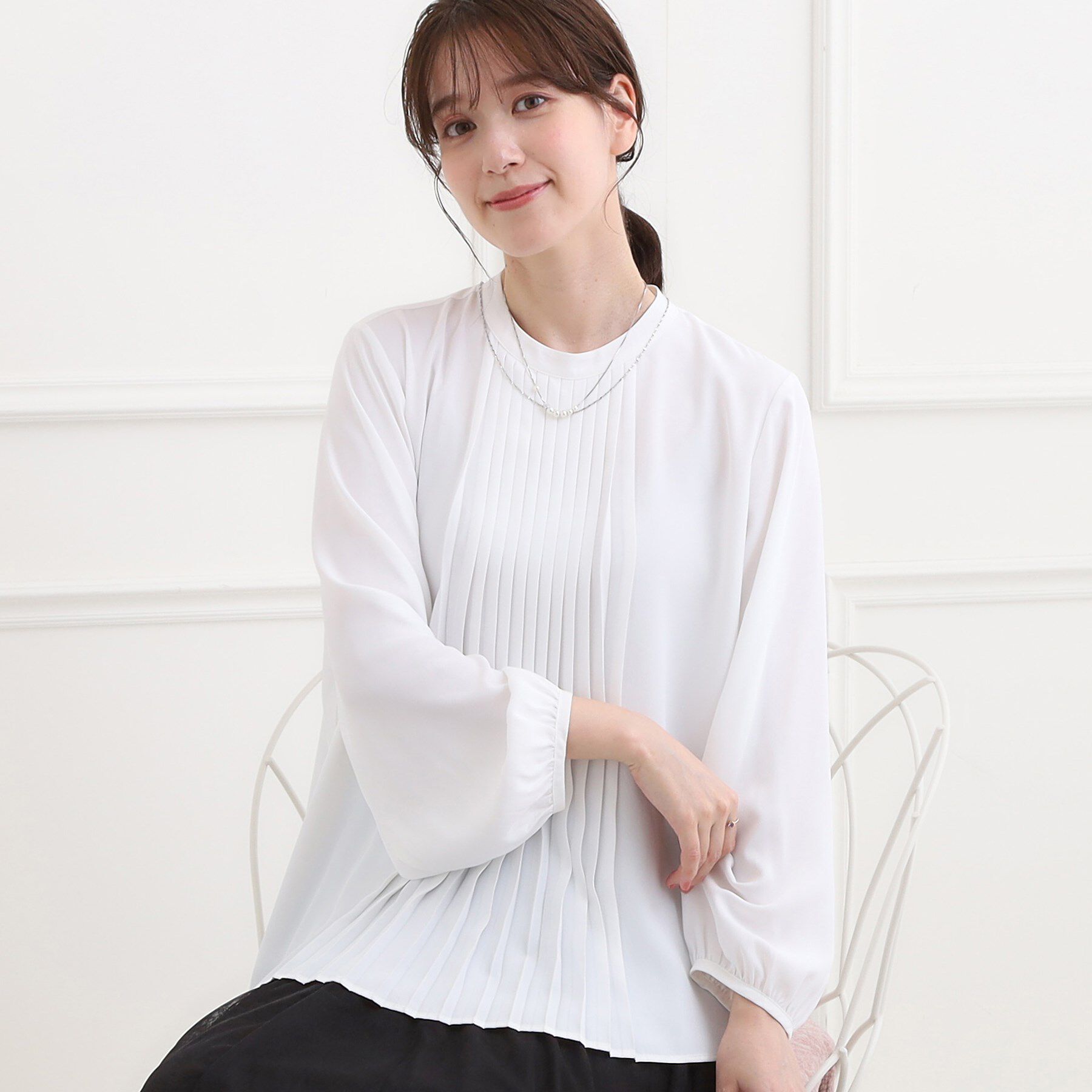 SHOO･LA･RUE「【洗濯機可/S-3L】女性らしさとすっきり見えを叶える フロントプリーツブラウス」|シャツ・ブラウス|オフホワイト(003