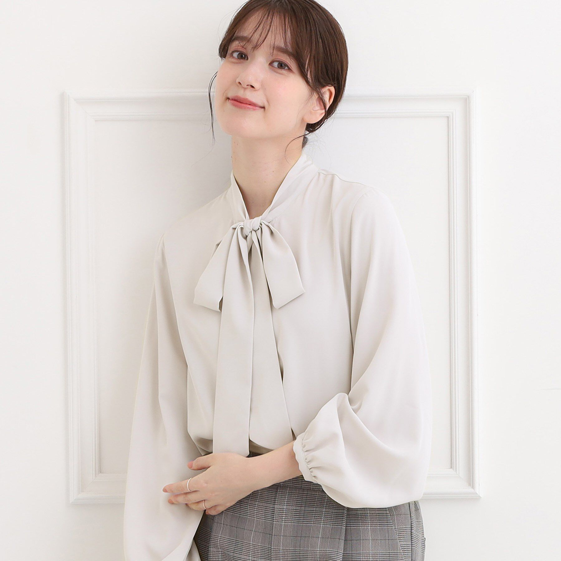 SHOO･LA･RUE「【洗濯機可/S-3L】リボンボウタイが魅力　大人の華やかブラウス」|シャツ・ブラウス|ライトベージュ(05