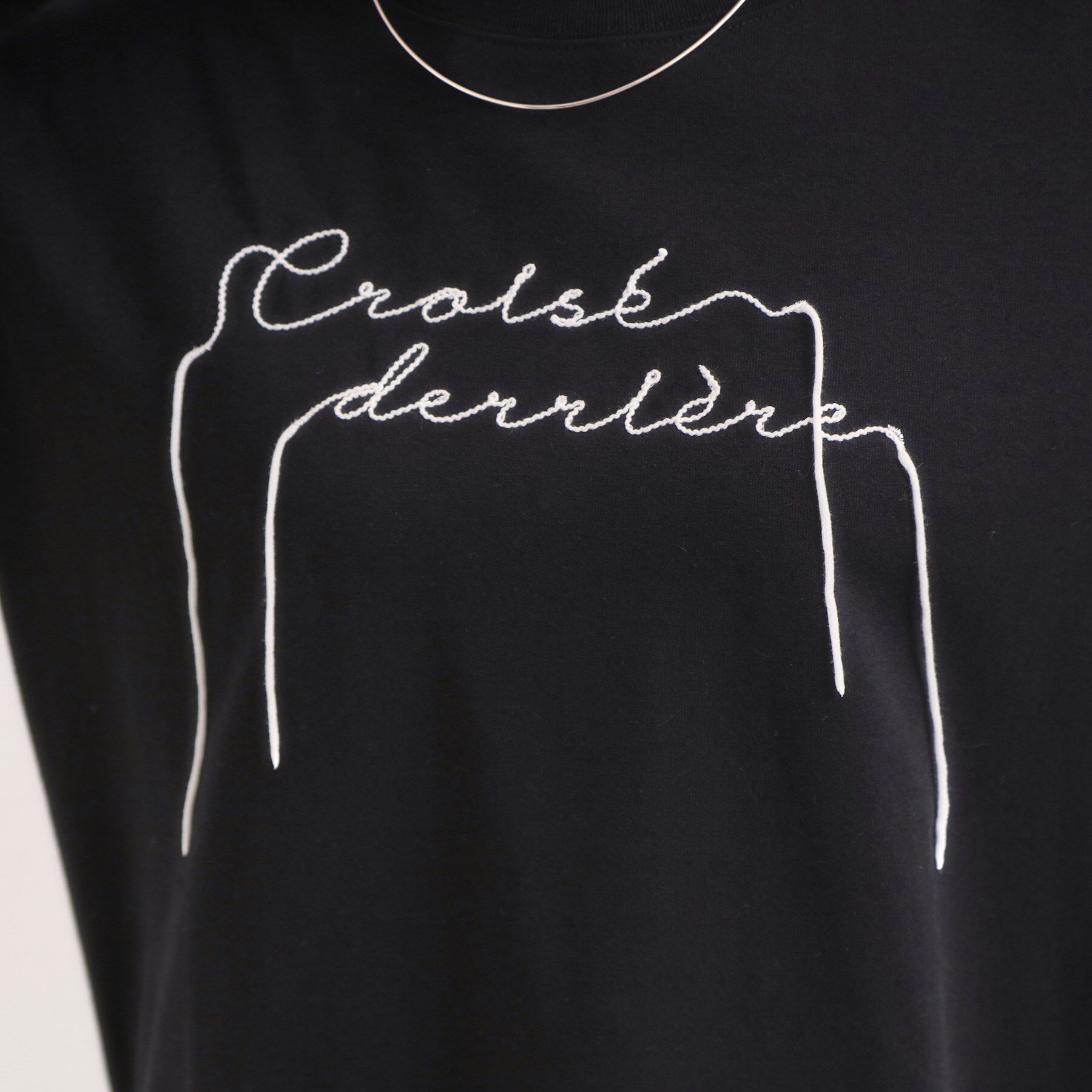 SHOO･LA･RUE「【洗濯機可/S-LL】周りと差がつく チェーンステッチロゴロンT」|Tシャツ・カットソー|