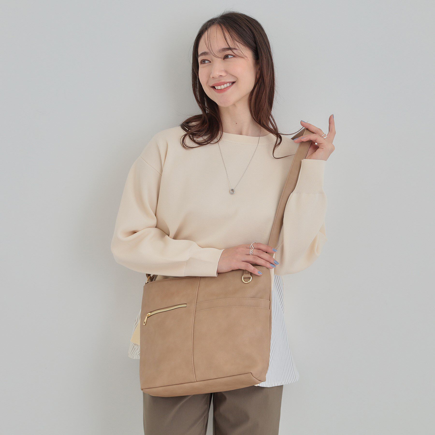 SHOO･LA･RUE「【8ポケット】フロント切替 ショルダーバッグ」|ショルダー・メッセンジャー|ベージュ(052)