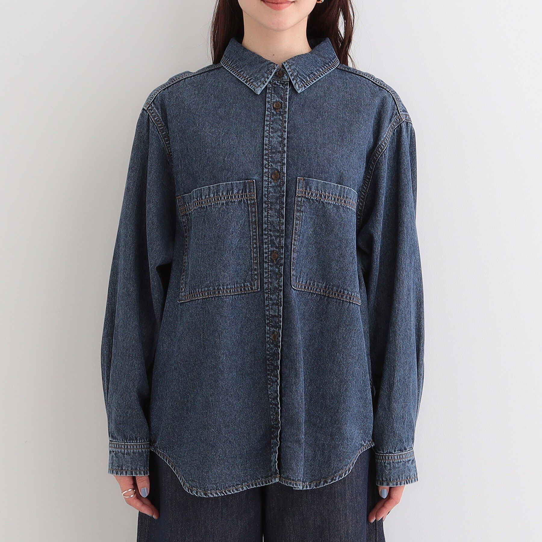 SHOO･LA･RUE「【洗濯機可/体型カバー】こなれ感をプラスする ライトオンスデニムシャツ」|シャツ・ブラウス|