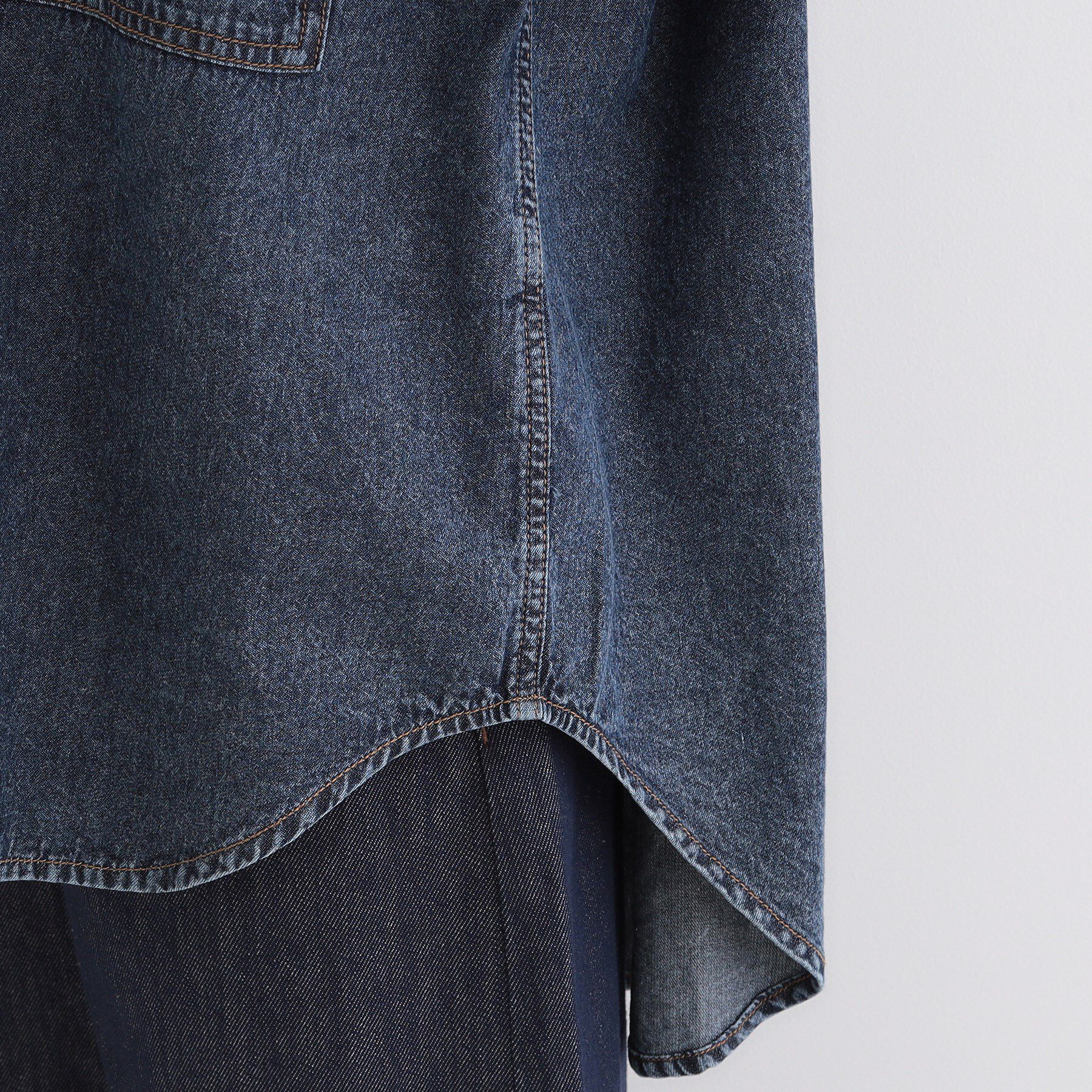 SHOO･LA･RUE「【洗濯機可/体型カバー】こなれ感をプラスする ライトオンスデニムシャツ」|シャツ・ブラウス|