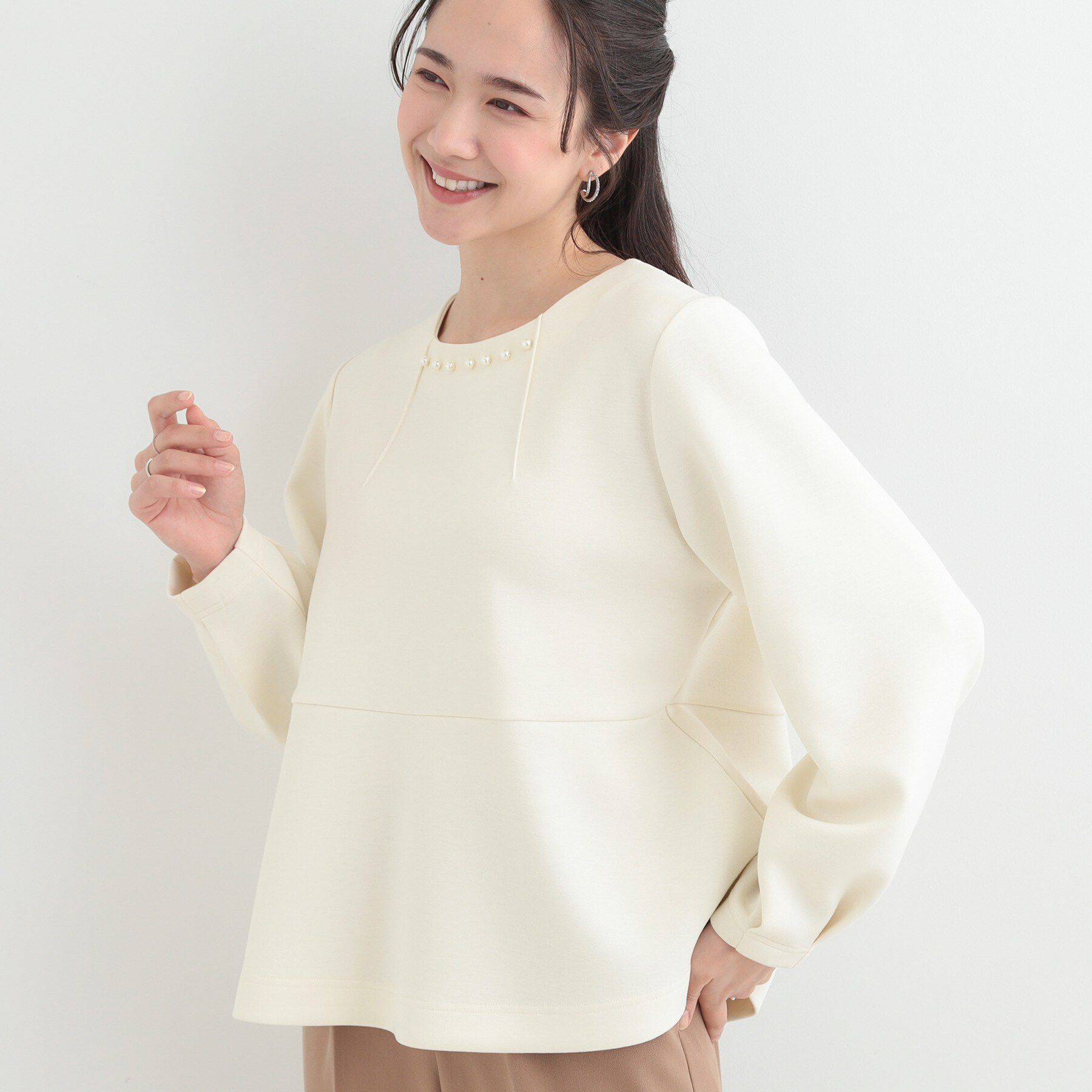 SHOO･LA･RUE「【セットアップ可/S-LL/なめらかタッチ】上品見え フェイクパール付きペプラムトップス」|Tシャツ・カットソー|アイボリー(004)