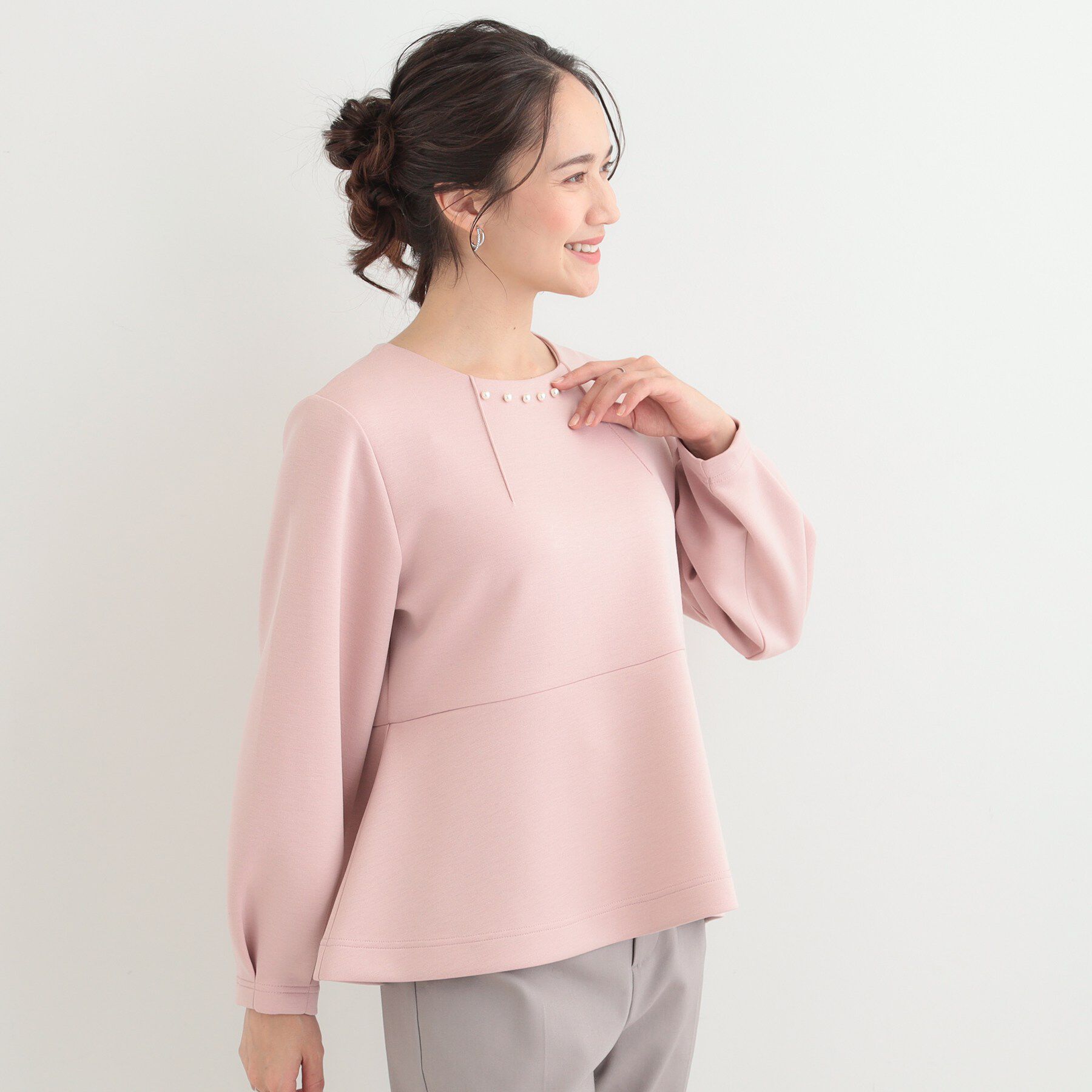 SHOO･LA･RUE「【セットアップ可/S-LL/なめらかタッチ】上品見え フェイクパール付きペプラムトップス」|Tシャツ・カットソー|