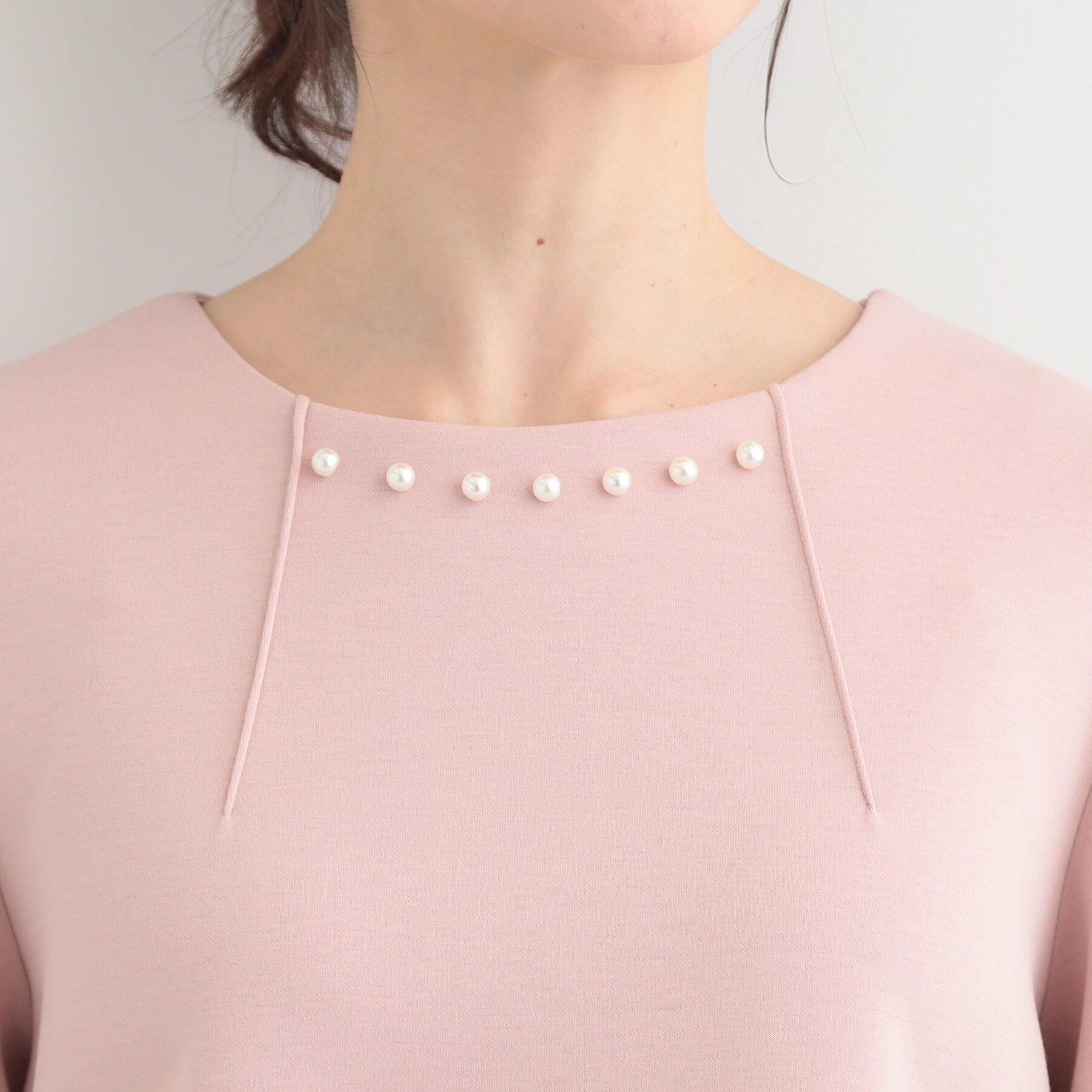 SHOO･LA･RUE「【セットアップ可/S-LL/なめらかタッチ】上品見え フェイクパール付きペプラムトップス」|Tシャツ・カットソー|