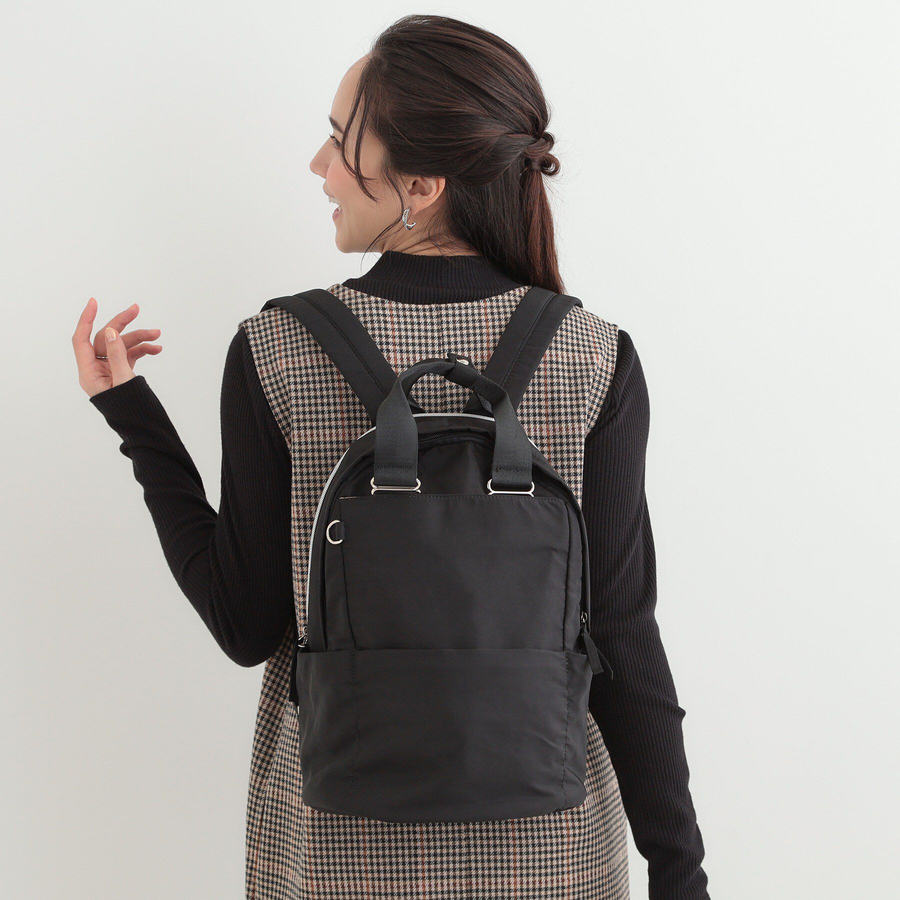 SHOO･LA･RUE「【撥水/9ポケット】コロンとしたフォルムが愛らしい キャリーオン ラウンドリュック」|リュック|ブラック(019)