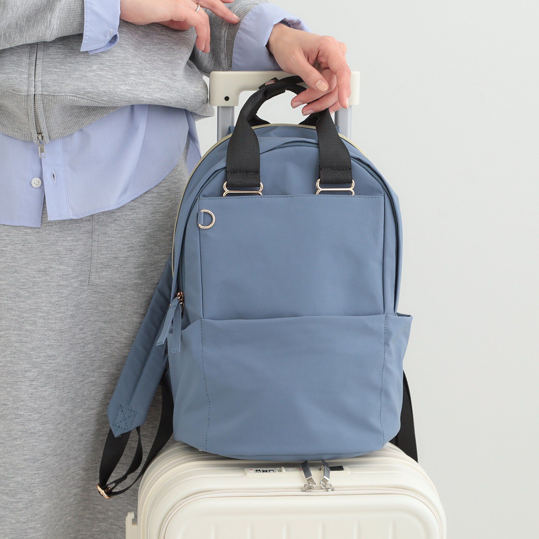 SHOO･LA･RUE「【撥水/9ポケット】コロンとしたフォルムが愛らしい キャリーオン ラウンドリュック」|リュック|ブルー(092)