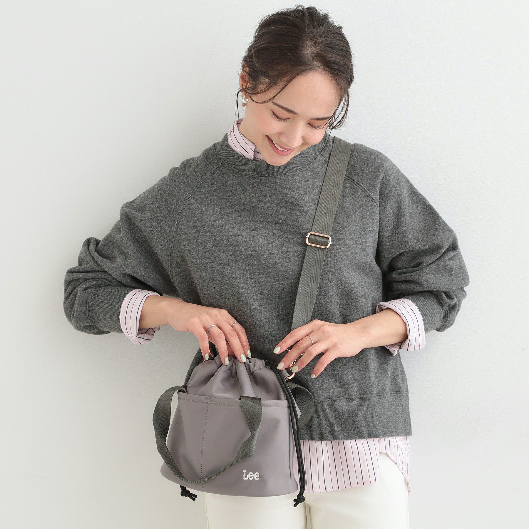 SHOO･LA･RUE「【Lee別注／撥水】巾着ショルダーバッグ」|ショルダー・メッセンジャー|グレー(012)