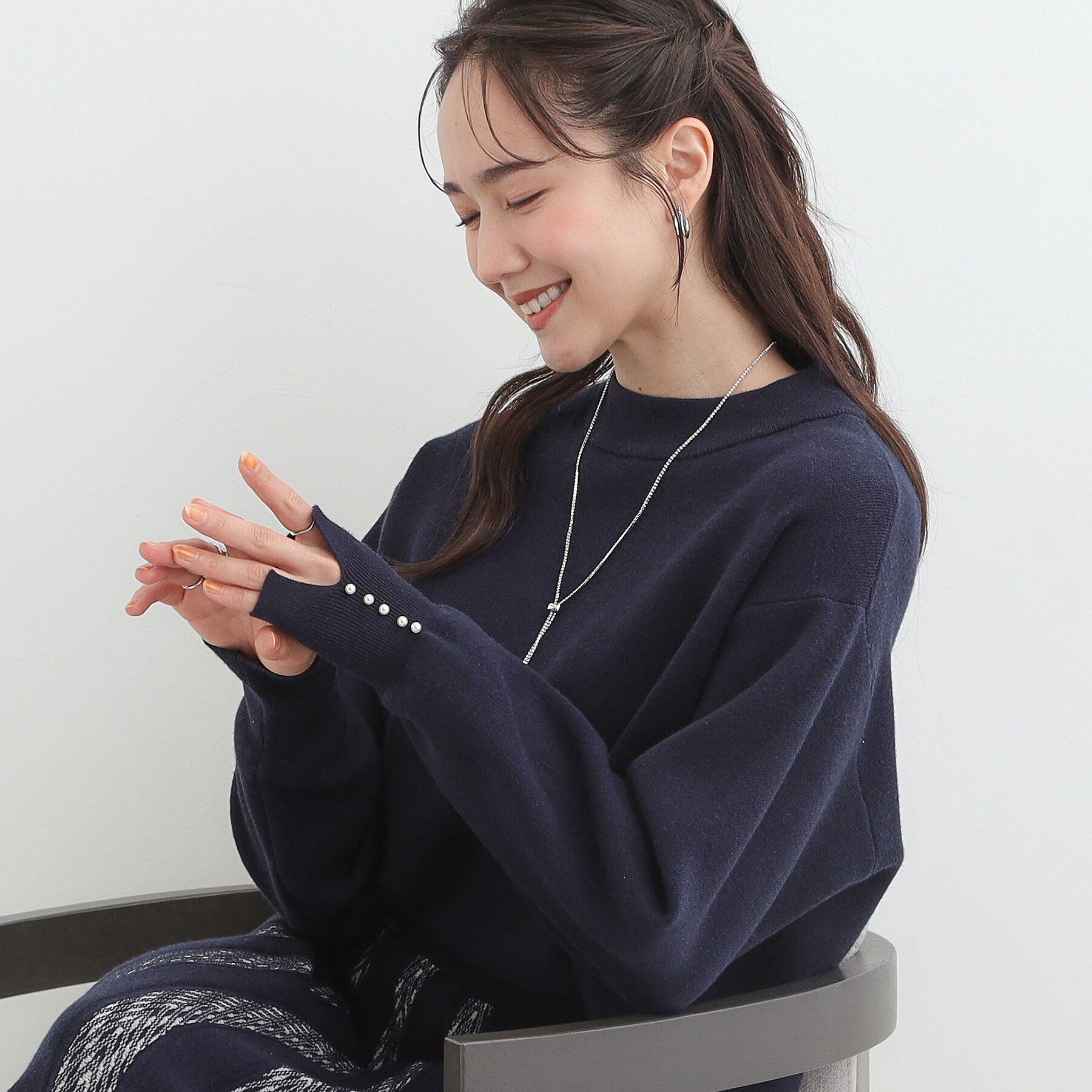 SHOO･LA･RUE「【洗濯機可/セットアップ可/S-LL】インせず着られる もちもち裾ラウンドニット」|ニット・セーター|ネイビー(094)