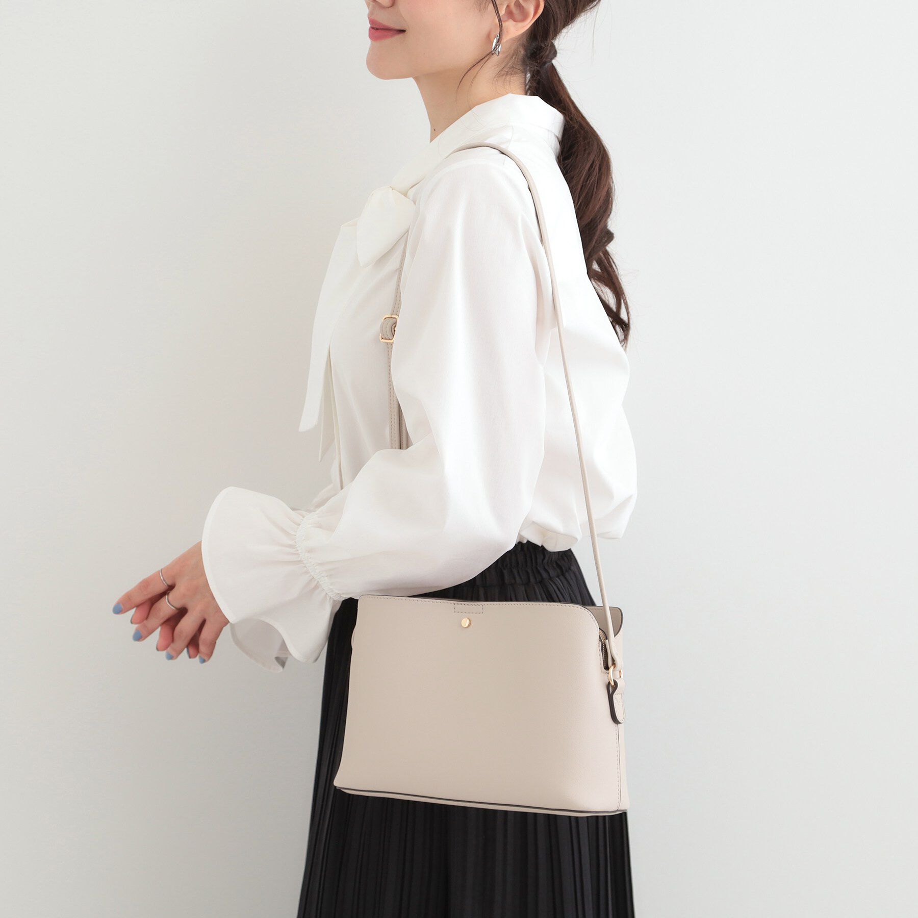 SHOO･LA･RUE「コンパクトながらしっかり入る 一枚革風 3層ショルダーバッグ」|ショルダー・メッセンジャー|