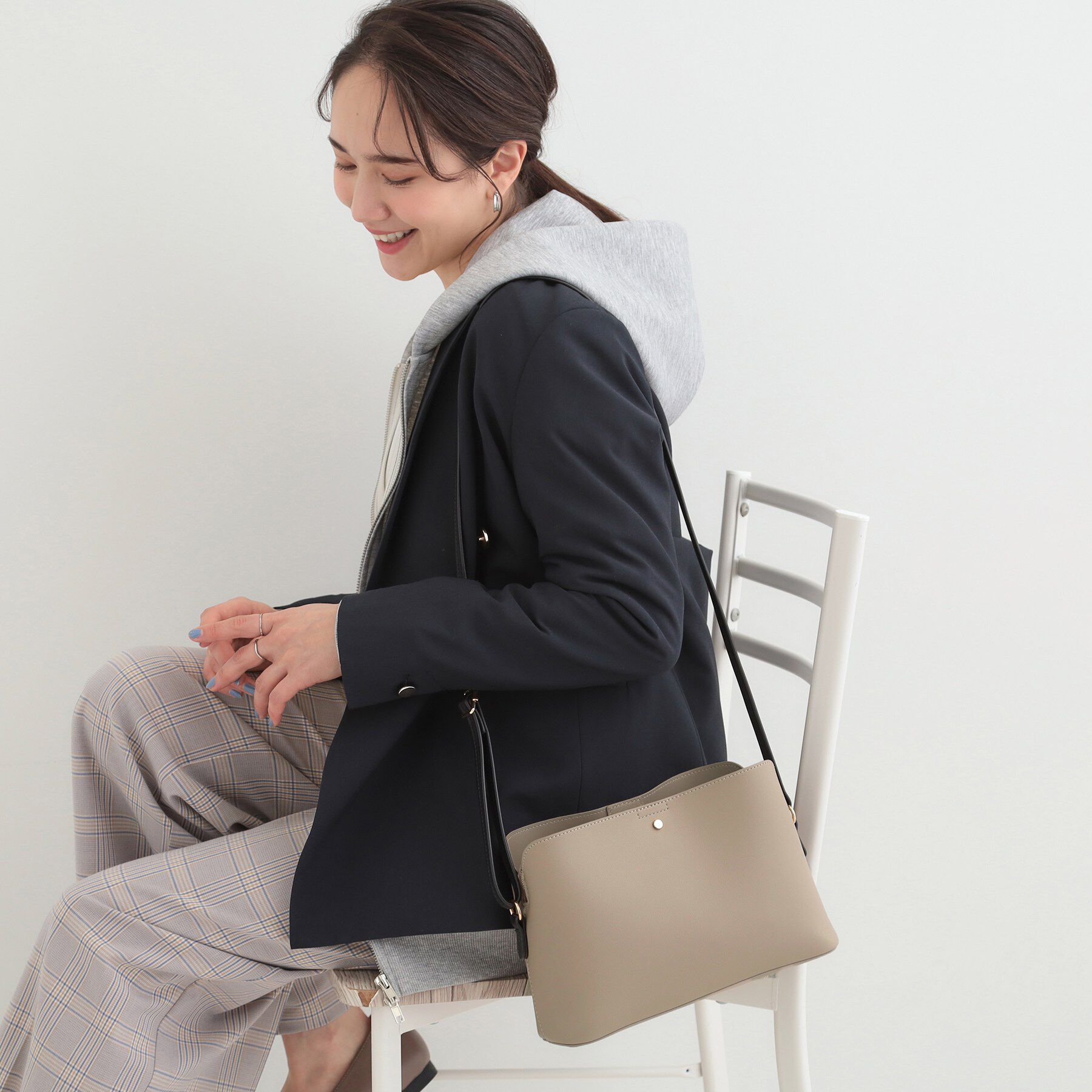 SHOO･LA･RUE「コンパクトながらしっかり入る 一枚革風 3層ショルダーバッグ」|ショルダー・メッセンジャー|ベージュ(552)