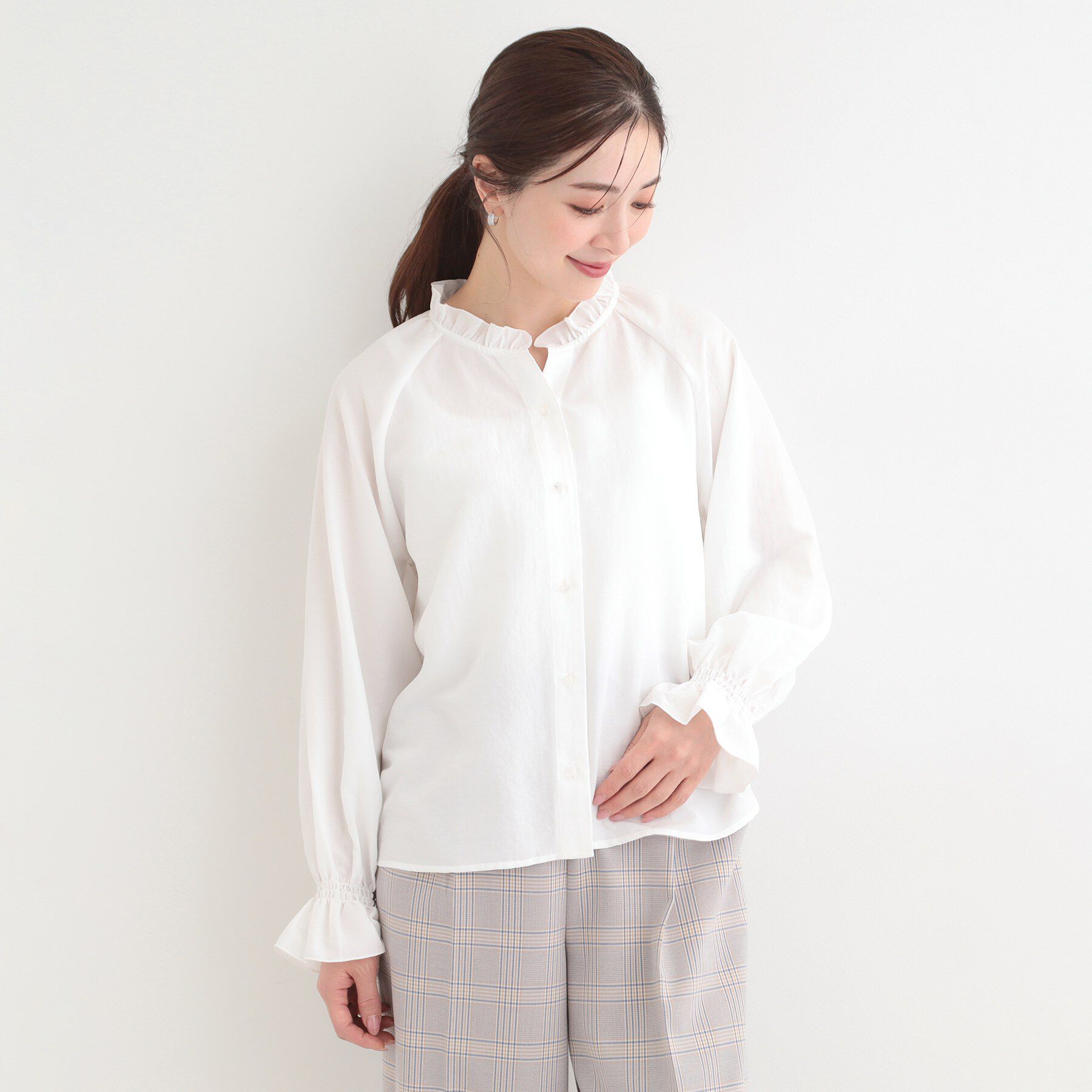 SHOO･LA･RUE「【洗濯後しわになりにくい/S-LL/UV】大人上品な フリル襟ブラウス」|シャツ・ブラウス|