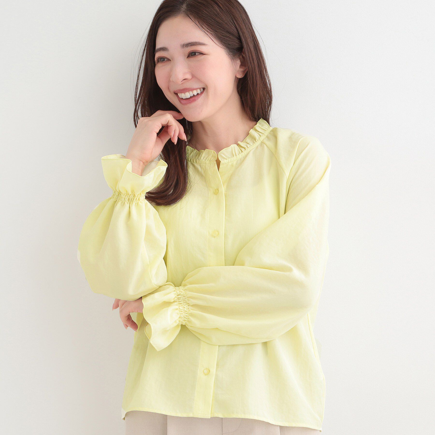 SHOO･LA･RUE「【洗濯後しわになりにくい/S-LL/UV】大人上品な フリル襟ブラウス」|シャツ・ブラウス|ライトイエロー(03