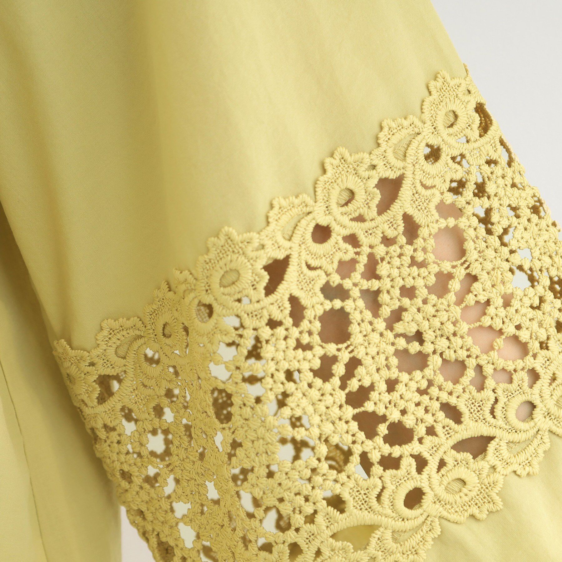 SHOO･LA･RUE「【洗濯機可/S-LL】透かし編み柄が上品な レース切り替えブラウス」|シャツ・ブラウス|