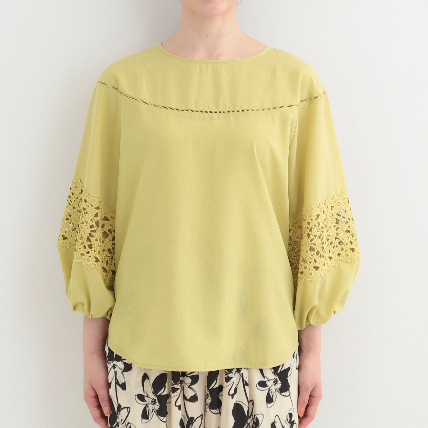 SHOO･LA･RUE「【洗濯機可/S-LL】透かし編み柄が上品な レース切り替えブラウス」|シャツ・ブラウス|